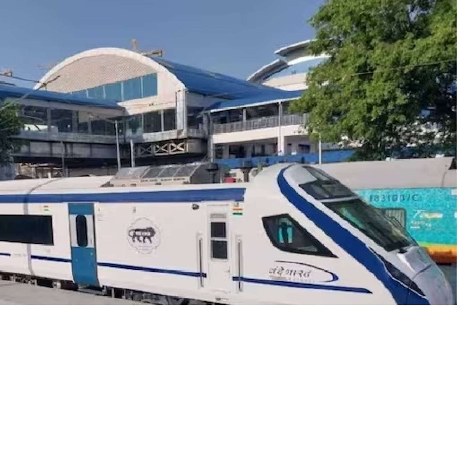  ദക്ഷിണേന്ത്യയിൽ വന്ദേ ഭാരത് ഓടാത്ത ഏക സംസ്ഥാനമായിരുന്നു കേരളം. തമിഴ്നാട്ടിലും കർണാടകത്തിലും ഇതിനോടകം വന്ദേ ഭാരത് ട്രെയിൻ സർവീസ് ആരംഭിച്ചിരുന്നു.