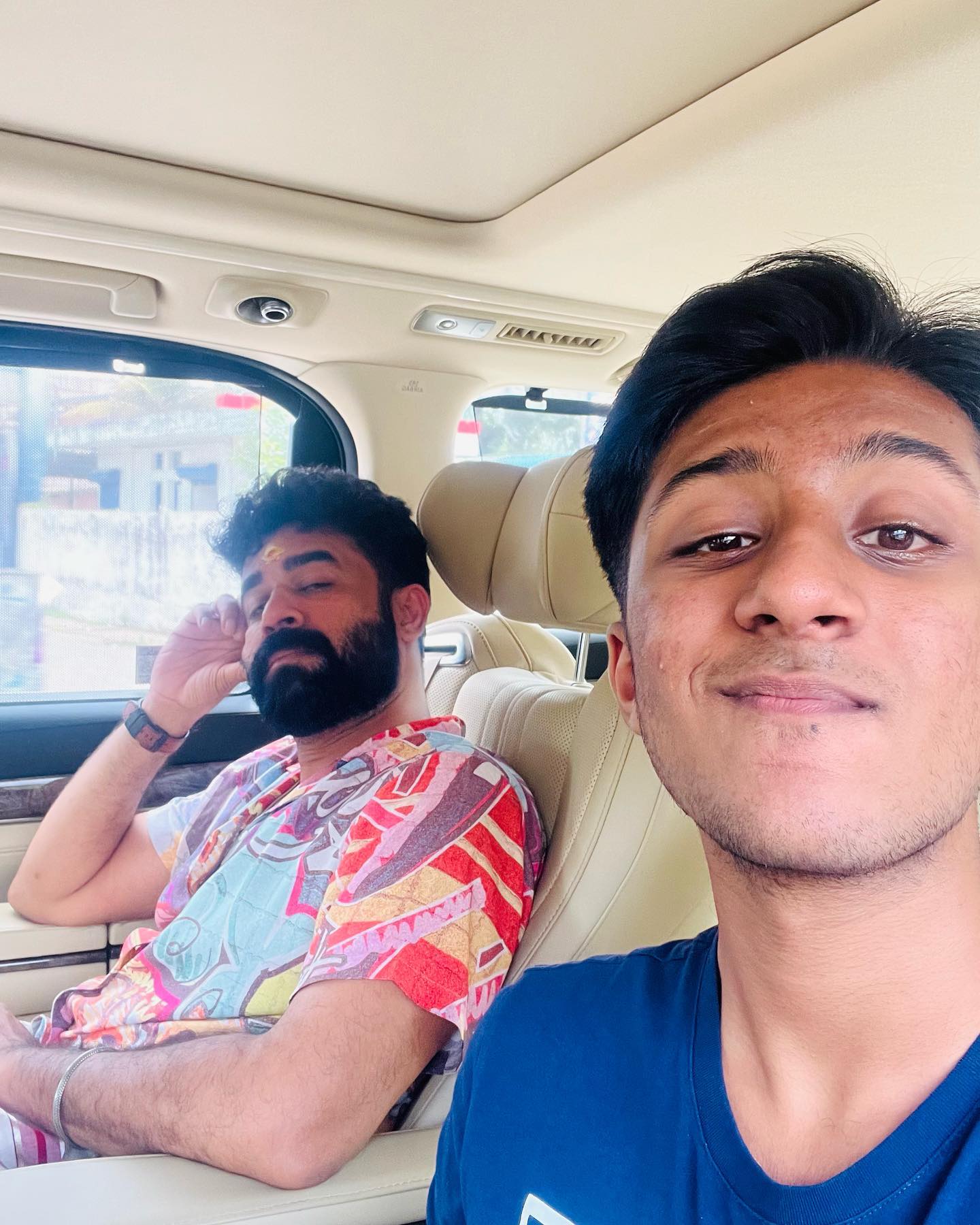  ഇന്ന് ഏതാണ്ട് അതേ പ്രായത്തിലെ മകന്റെ പിതാവാണദ്ദേഹം. മലയാളികളുടെ പ്രിയങ്കരനായ എസ്.ഐ. സർബത് ഷമീറാണിത്. അഥവാ വിജയ് ബാബു