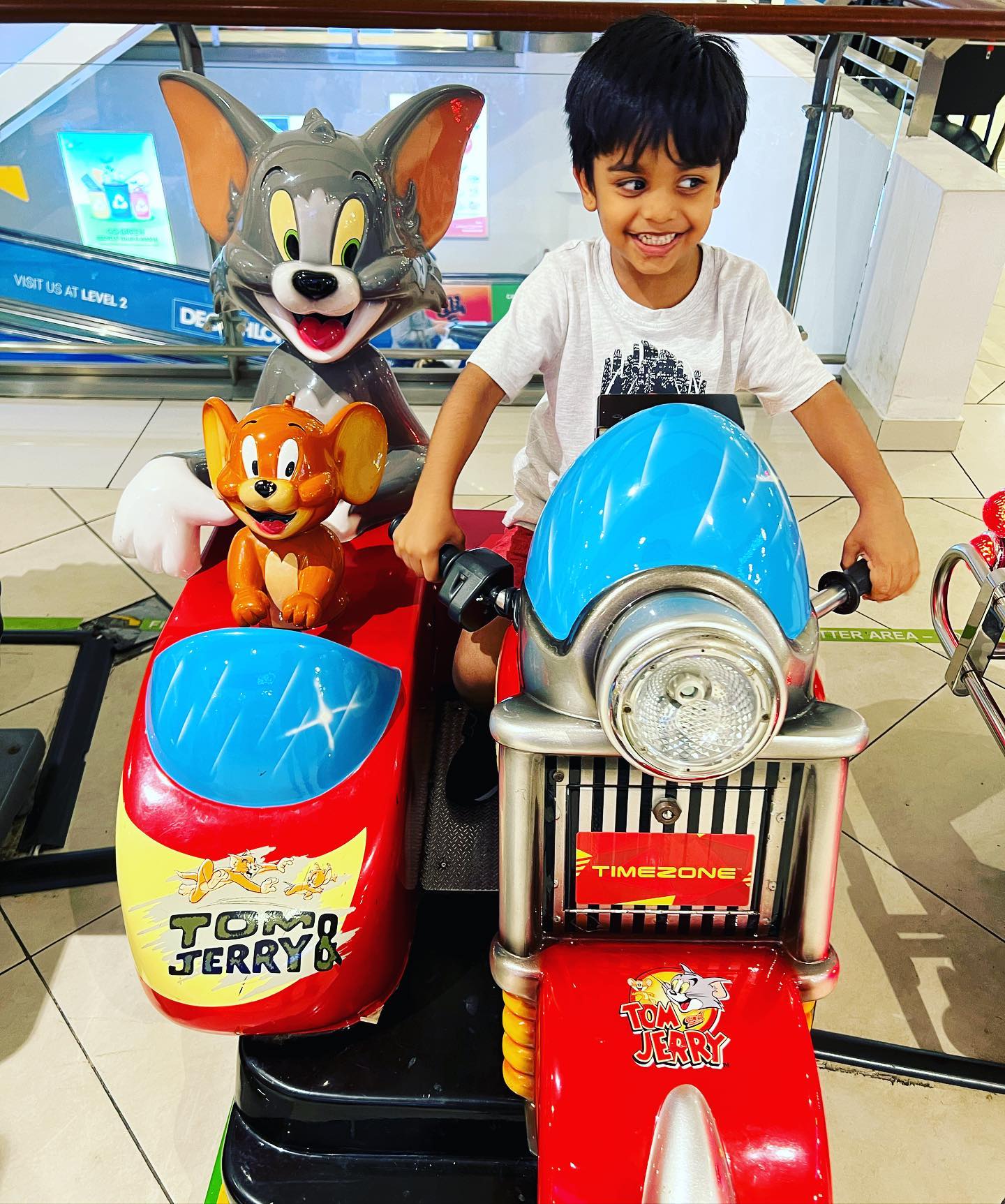  കണ്ണൂരിൽ വിമാനമിറങ്ങിയ ദിവസത്തെ വിശേഷമാണ് വിനീതിന്റെ പോസ്റ്റിൽ. എത്താറായി എന്ന് വിനീത് പലകുറി മെസ്സേജ് ഇട്ടിരുന്നു. ഒരു മെസേജിന് അപ്പോൾ തന്നെ മറുപടിയും ലഭിച്ചു. അതിന്റെ പിന്നിൽ ആറു വയസിലേക്ക് പ്രവേശിക്കുന്ന ഈ കുട്ടിക്കുറുമ്പനാണ്. നല്ല ഇംഗ്ളീഷിലാണ് മകന്റെ മറുപടി 
