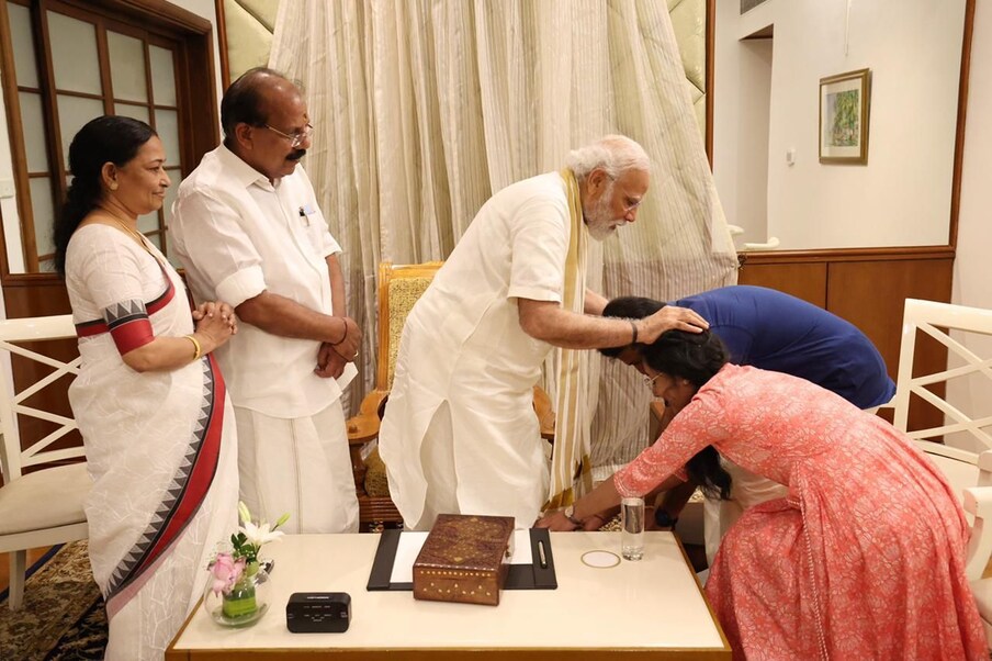  'വിവാഹത്തിന്റെ ആദ്യ ക്ഷണക്കത്ത് ആദരണീയനായ പ്രധാനമന്ത്രി ശ്രീ നരേന്ദ്ര മോഡിജിക്ക് നൽകാനും വെറ്റിലയും അടക്കയും കസവ് മുണ്ടും നൽകി അനുഗ്രഹം വാങ്ങിക്കാനുമുള്ള മഹാഭാഗ്യം ഇന്ന് ഞങ്ങൾക്ക് ഉണ്ടായി. കേരളീയ വേഷത്തിൽ ഋഷിതുല്യനായ അദ്ദേഹം ഒരു കാരണവരെ പോലെ തലയിൽ കയ്യ് വച്ച് അനുഗ്രഹിച്ചപ്പോൾ ഒരു ജന്മം സഫലമായ അനുഭൂതി ആയിരുന്നു...