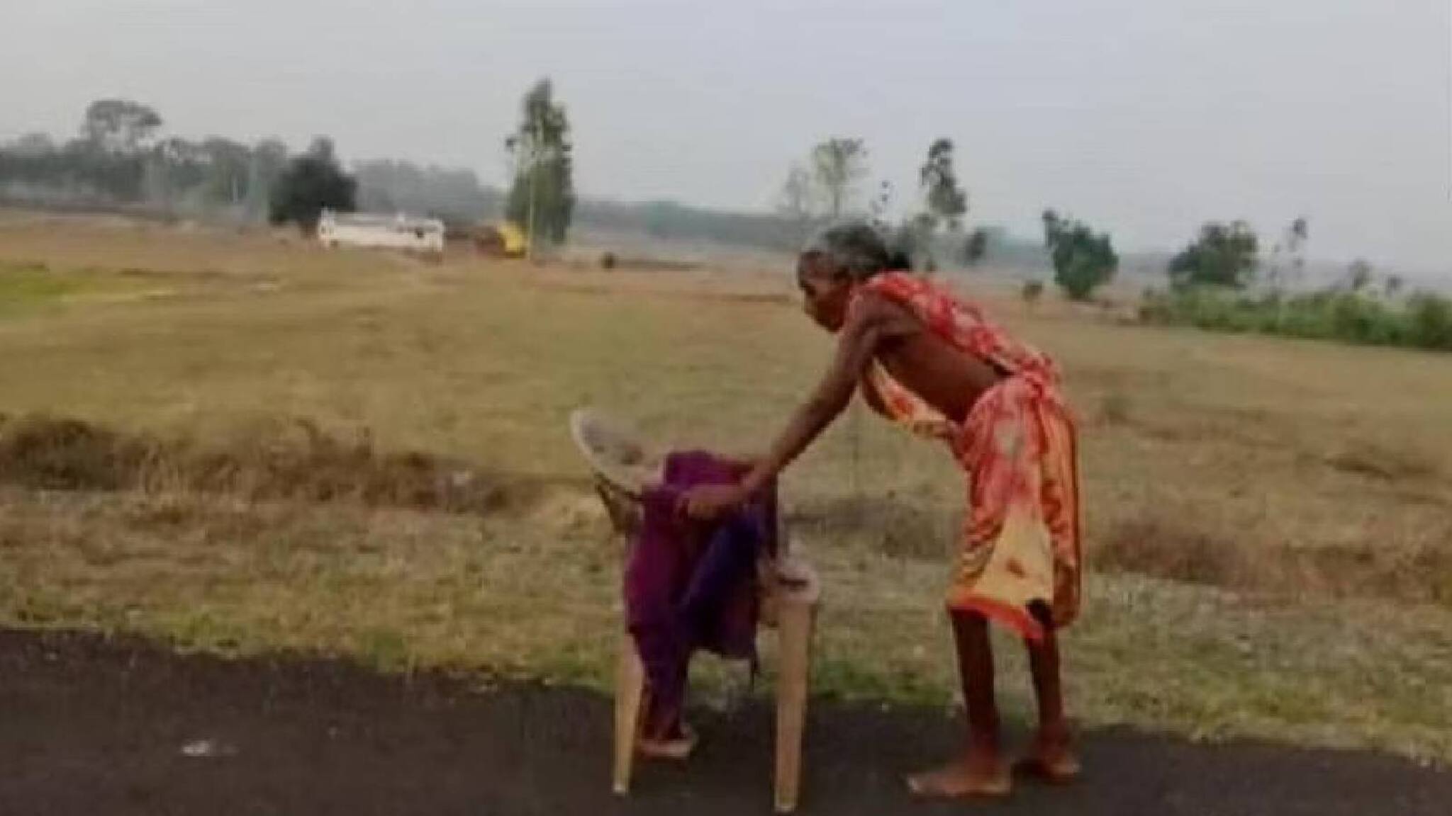 ചുട്ടുപൊള്ളുന്ന വെയിലിൽ ന​ഗ്നപാദയായി നടന്ന് പെൻഷൻ വാങ്ങാനെത്തുന്ന വയോധിക; കണ്ണു നനച്ച് വീഡിയോ