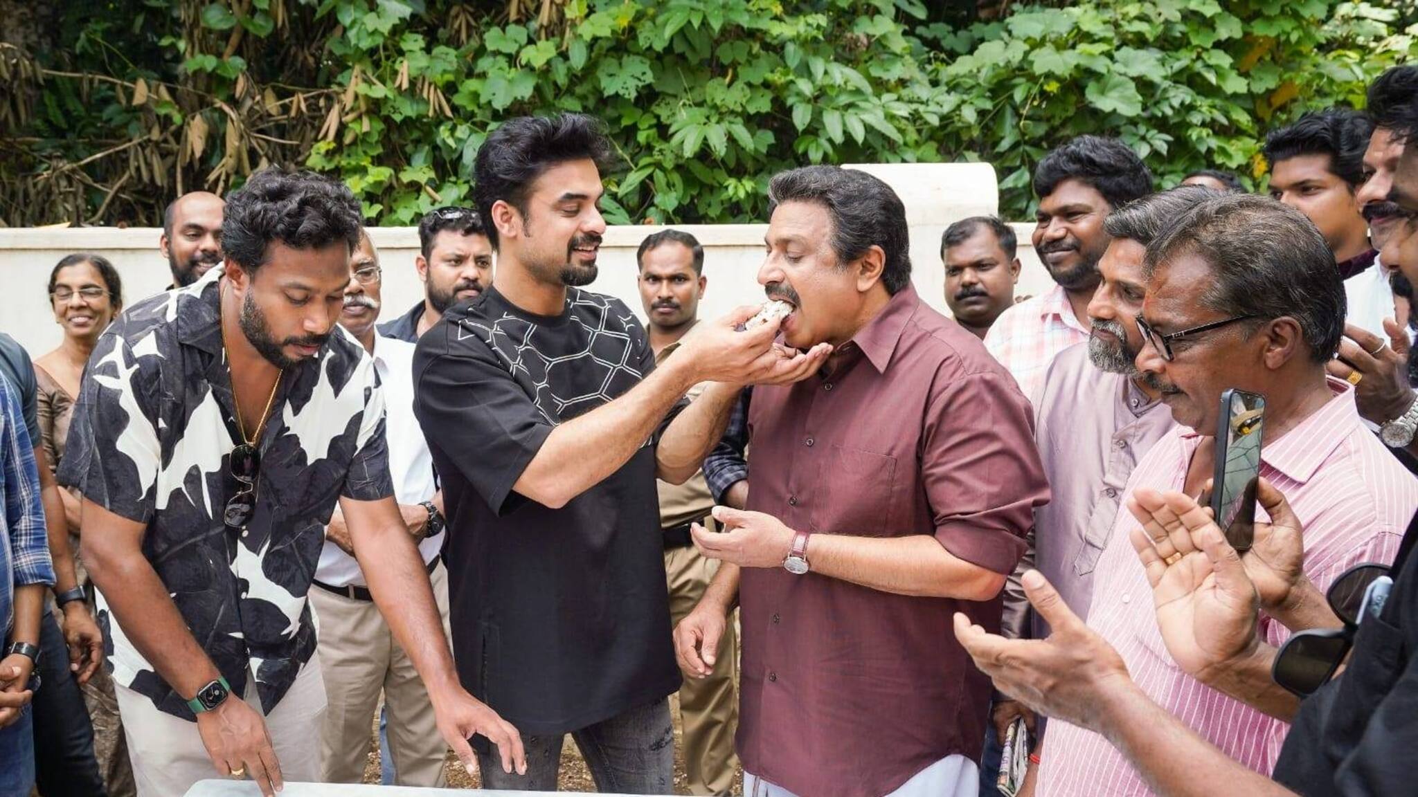 2018 success celebration | ടൊവിനോ തോമസിന്റെ 'അന്വേഷിപ്പിൻ കണ്ടെത്തും' സിനിമയുടെ സെറ്റിൽ  2018 വിജയാഘോഷം