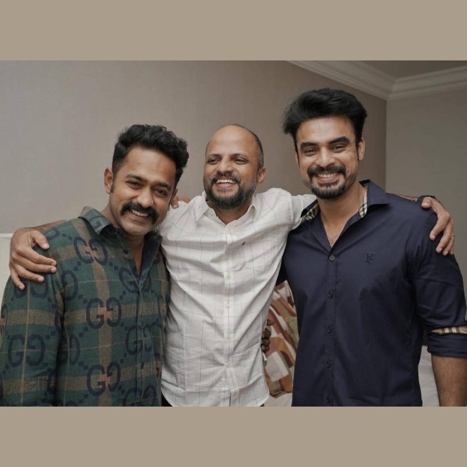  ചിത്രത്തിൽ ടോവിനോ തോമസ്, കുഞ്ചാക്കോ ബോബൻ, ആസിഫ് അലി, വിനീത് ശ്രീനിവാസൻ, അപർണ ബാലമുരളി, നരേൻ, സിദ്ദിഖ് എന്നിവരാണ് പ്രധാന കഥാപാത്രങ്ങളെ അവതരിപ്പിച്ചിരിക്കുന്നത്.