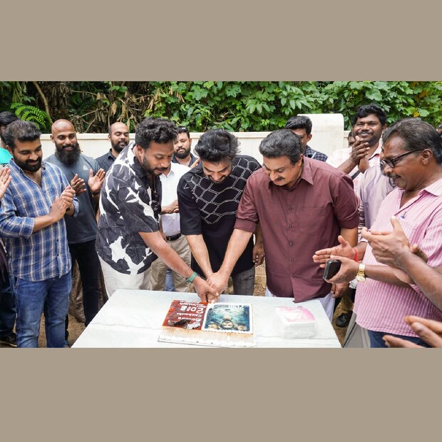  മഹാ വിജയത്തിലേക്കു കുതിക്കുന്ന 2018 എന്ന ചിത്രത്തിലെ പ്രധാന കഥാപാത്രത്തെ അവതരിപ്പിച്ച ടൊവിനോ തോമസ്സിന് യൂണിറ്റ് സ്റ്റേഹാദരം നൽകി ഈ വിജയത്തിൽ പങ്കു ചേർന്നു. കേക്ക് മുറിച്ചുകൊണ്ട് യൂണിറ്റ് ഒന്നടങ്കം സന്തോഷം പങ്കിട്ടു. 2018ലെ മറ്റൊരഭിനേതാവായ സിദ്ദിഖും ഈ സെറ്റിലുണ്ടായിരുന്നു. ടൊവിനോക്കൊപ്പം പിതാവിനും ഈ ധന്യമുഹൂർത്തത്തിൽ പങ്കുചേരാൻ അവസരമുണ്ടായി (തുടർന്ന് വായിക്കുക)