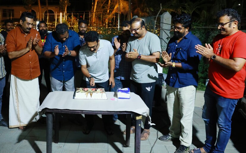  ചിത്രത്തിന്റെ വിജയം ആസിഫ് അലിയുടെ പുതിയ ചിത്രത്തിന്റെ ലൊക്കേഷനിൽ ആഘോഷിച്ചിരിക്കുകയാണ്.