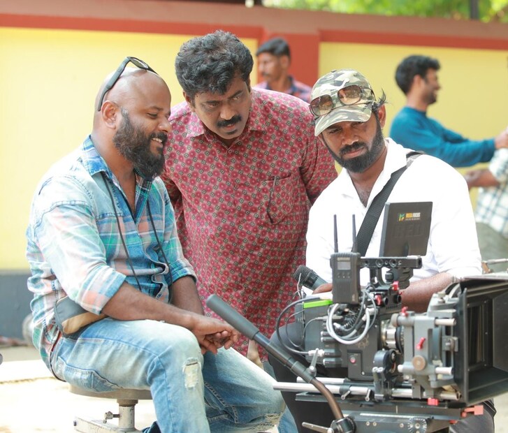  ചിത്രത്തിൽ ടോവിനോ തോമസ്, കുഞ്ചാക്കോ ബോബൻ, ആസിഫ് അലി, വിനീത് ശ്രീനിവാസൻ, അപർണ ബാലമുരളി, നരേൻ, സിദ്ദിഖ് എന്നിവരാണ് പ്രധാന കഥാപാത്രങ്ങളെ അവതരിപ്പിച്ചിരിക്കുന്നത്.