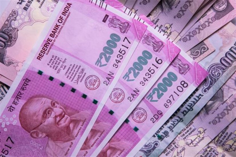  ബാങ്കുകളിൽ നിന്ന് 2000 രൂപയുടെ നോട്ട് മാറ്റിയെടുക്കുന്നതിന് മതിയായ സൗകര്യം ഒരുക്കണമെന്ന് റിസർവ് ബാങ്ക് നിർദേശിച്ചു. നോട്ട് മാറിയെടുക്കാൻ വരുന്നവർക്ക് കാത്തിരിക്കാൻ പ്രത്യേക സ്ഥലം ഒരുക്കണം. കനത്ത വേനൽ കണക്കിലെടുത്ത് നോട്ട് മാറാൻ എത്തുന്നവർക്ക് കുടിവെള്ളം ലഭ്യമാക്കണമെന്നും റിസർവ് ബാങ്ക് നിർദേശിച്ചു. ഓരോ ദിവസവും മാറിനൽകുന്ന 2000 രൂപയുടെ കണക്കുകൾ പ്രത്യേകം സൂക്ഷിക്കണമെന്നും റിസർവ് ബാങ്ക് നിർദേശിച്ചു.
