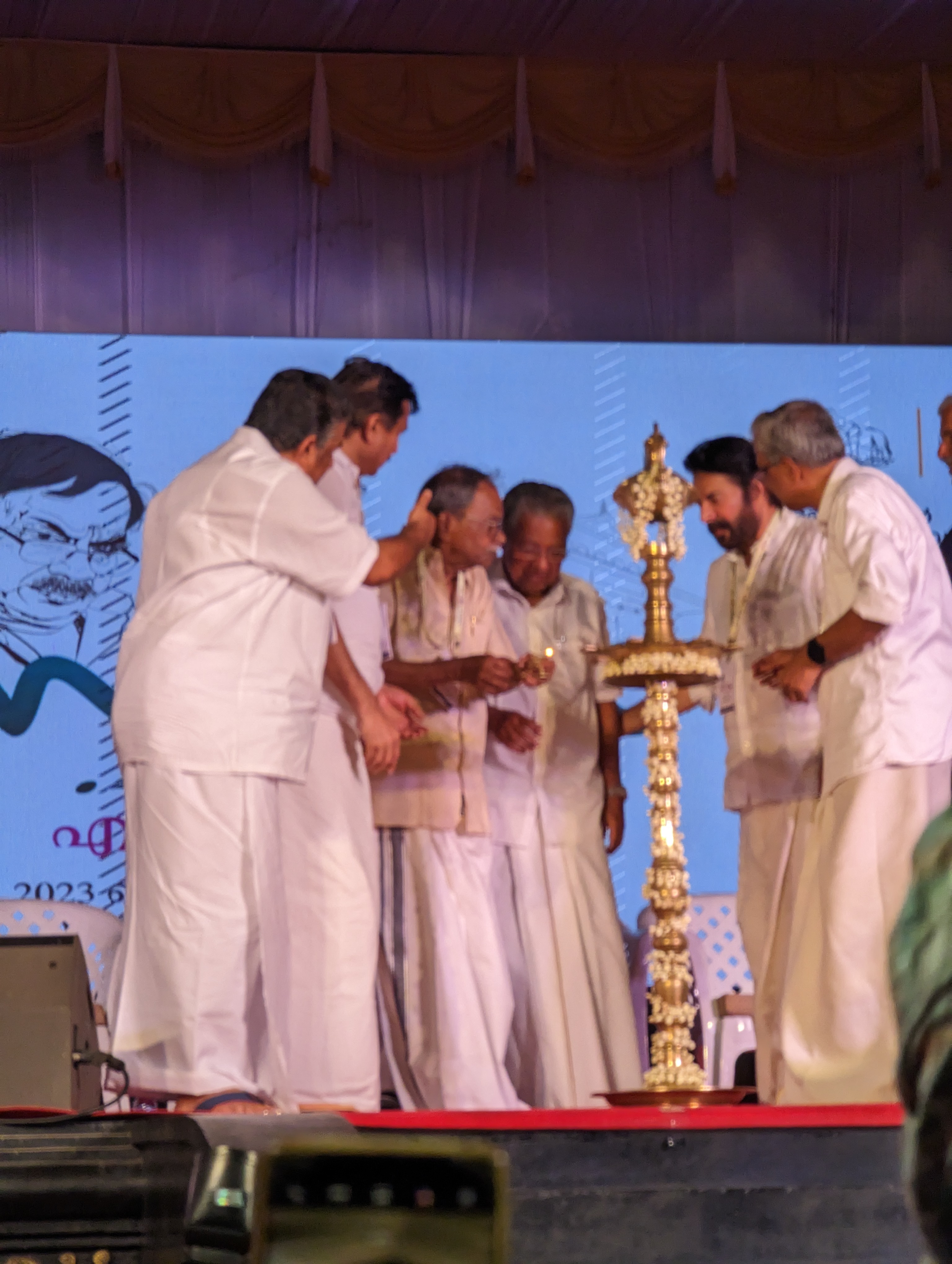  തൻ്റെ സമ്മാനമായി ഒരു ബ്രേസ്ലെറ്റും മമ്മൂട്ടി എം ടിക്ക് നൽകി. മന്ത്രിമാരായ  സജി ചെറിയാൻ , വി അബ്ദുറഹിമാൻ , പി നന്ദകുമാർ എംഎൽഎ, സി രാധാകൃഷ്ണൻ  തുടങ്ങിയവർ പങ്കെടുത്ത ചടങ്ങിനൊടുവിൽ എംടി എല്ലാവർക്കും നന്ദി പറഞ്ഞു സാദരം എന്ന് പേരിട്ട എം ടി ഉത്സവത്തിൽ വിഖ്യാത സാഹിത്യകാരന്മാരും സിനിമ പ്രവർത്തകരും സംസ്കരിക മേഖലയിലെ പ്രമുഖരും വിവിധ സെഷനുകളിൽ പങ്കെടുക്കും. 20 നാണ് സാദരം സമാപിക്കുക.