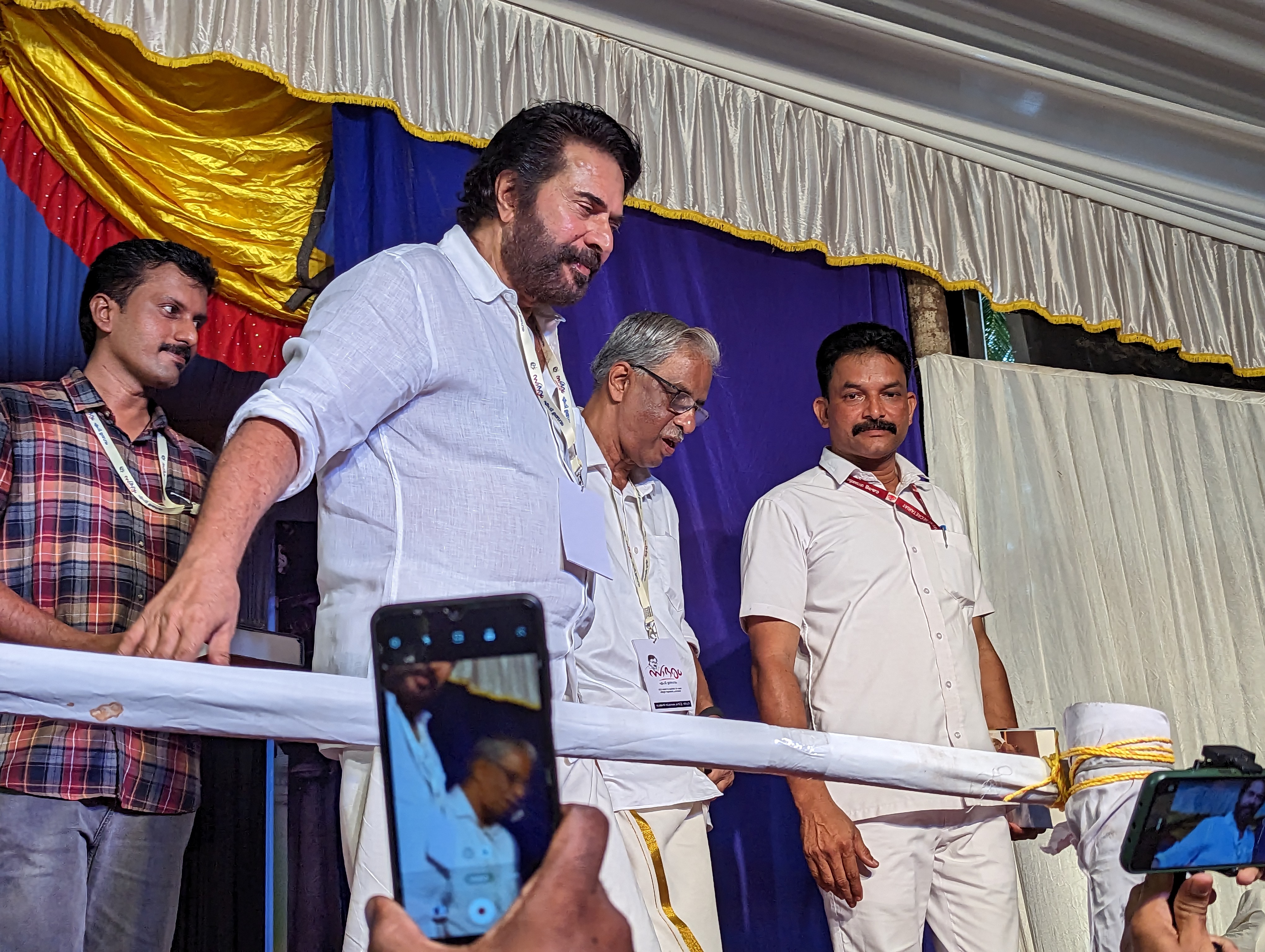 എംടി യുമായി തനിക്കുള്ള ബന്ധം വിശദീകരിക്കാനാകുന്നില്ലെന്നും ചേട്ടനോ അനിയനോ പിതാവോ സുഹൃത് ആരാധകനോ ഏത് വിധത്തിലും തനിക്ക് അദ്ദേഹത്ത സമീപിക്കാം എന്ന് മമ്മൂട്ടി. പണക്കാരനെന്നോ പാവപ്പെട്ടവനെന്നോ വ്യത്യാസമില്ലാതെ നമ്മൾ ഉപയോഗിക്കുന്നതാണ് ഭാഷയെന്നും, ഭാഷയുള്ളിടത്തോളം കാലം എം.ടി നിലനിൽക്കുമെന്നും അദ്ദേഹം കൂട്ടിച്ചേർത്തു.
