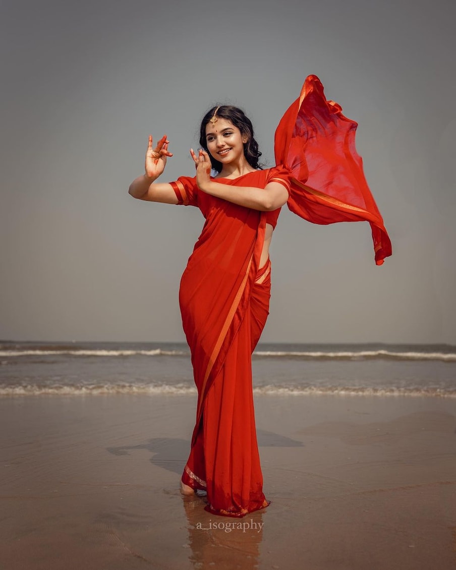  ‘ഓപറേഷൻ ജാവ’ എന്ന ചിത്രത്തിലാണ് മമിത നായിക വേഷത്തിലെത്തിയത്. തുടർന്ന് ‘ഖോ ഖോ’, ‘സൂപ്പർ ശരണ്യ’ ചിത്രങ്ങളിലും പ്രധാന വേഷങ്ങൾ ചെയ്തു. സൂപ്പര്‍ ശരണ്യ എന്ന സിനിമയിലൂടെയാണ് നടി മലയാളികളുടെ മനംകവർന്നത്. (Photo- Mamitha Baiju/ instagram)