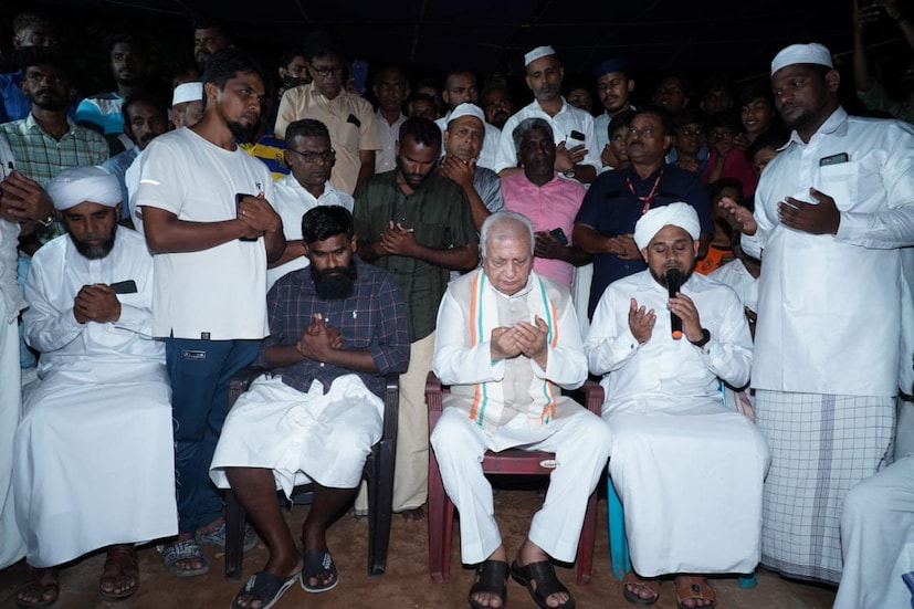  മലപ്പുറം താനൂര്‍ തൂവല്‍ തീരത്ത് ബോട്ടപകടത്തില്‍ കൊല്ലപ്പെട്ടവരുടെ വീട് സന്ദര്‍ശിച്ച് ഗവര്‍ണര്‍ ആരിഫ് മുഹമ്മദ് ഖാന്‍. ഒരു കുടുംബത്തിലെ ഒമ്പത് പേര്‍ മരിച്ച പരപ്പനങ്ങാടിയിലെ ദുരന്തബാധിതരുടെ വീടാണ് ഗവര്‍ണര്‍ സന്ദര്‍ശിച്ചത്.