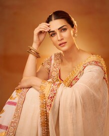 Kriti Sanon | ഗോള്ഡ് ഖാദി ബ്ലോക് പ്രിന്റില് കേരള സാരിയണിഞ്ഞ് അതിസുന്ദരിയായി കൃതി സനോണ് Kriti Sanon | ഗോള്ഡ് ഖാദി ബ്ലോക് പ്രിന്റില് കേരള സാരിയണിഞ്ഞ് അതിസുന്ദരിയായി കൃതി സനോണ്