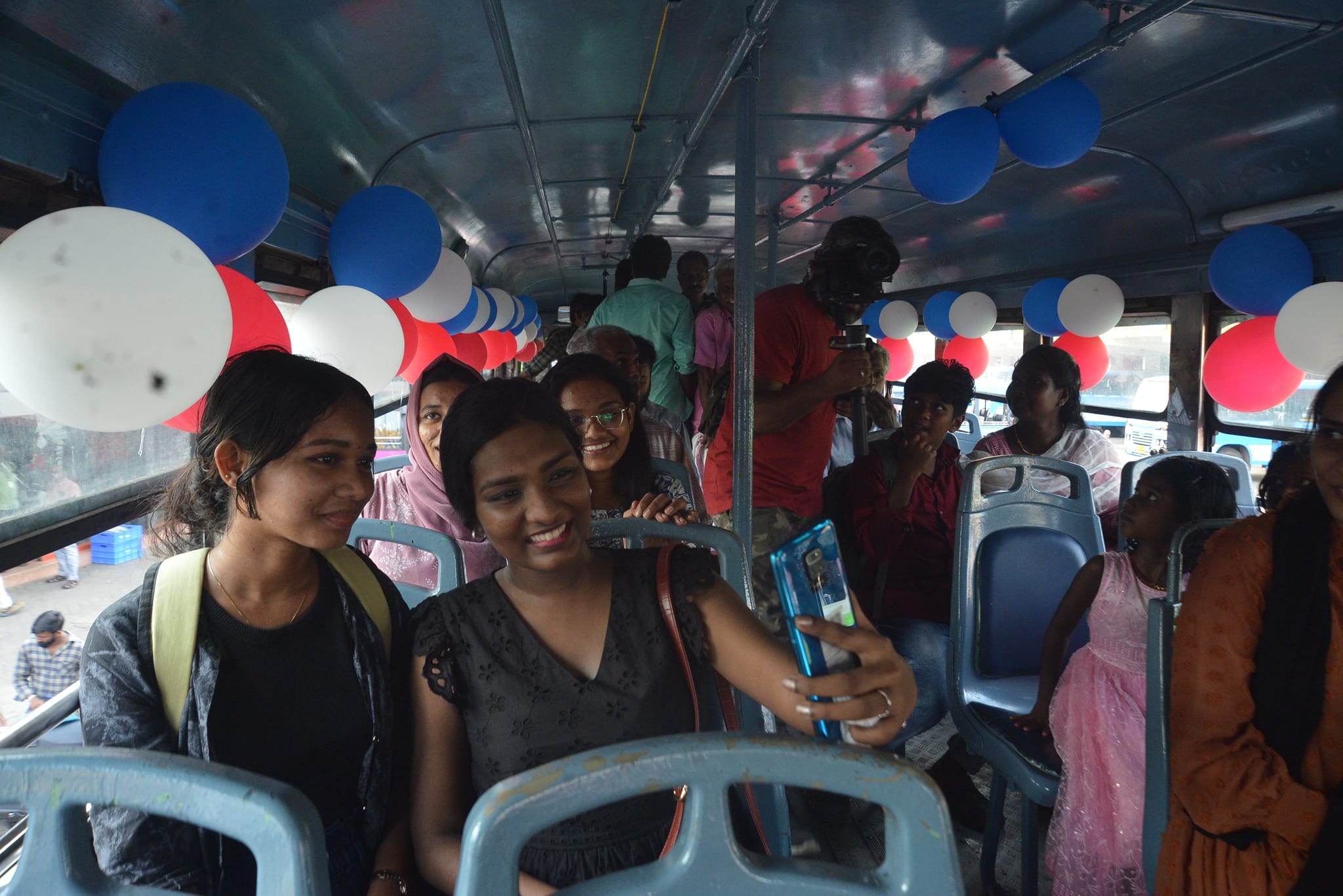  തിരുവനന്തപുരത്തും കൊച്ചിയിലും നിരത്തുകളില്‍ തലയെടുപ്പോടെ മന്ദംമന്ദം കടന്നുവരുന്ന കെഎസ്ആര്‍ടിസിയുടെ ഡബിള്‍ ഡക്കര്‍ ബസ് മറ്റു ജില്ലക്കാര്‍ക്ക് ഒരു കൗതുക കാഴ്ചയാണ്. എന്നെങ്കിലും ഒരിക്കല്‍ ഡബിള്‍ ഡക്കര്‍ ബസില്‍ കേറാന്‍ ആഗ്രഹിച്ചവര്‍ കോട്ടയത്ത് ഉണ്ടെങ്കില്‍ അവര്‍ക്കിതാ ഒരു സുവര്‍ണാവസരം.