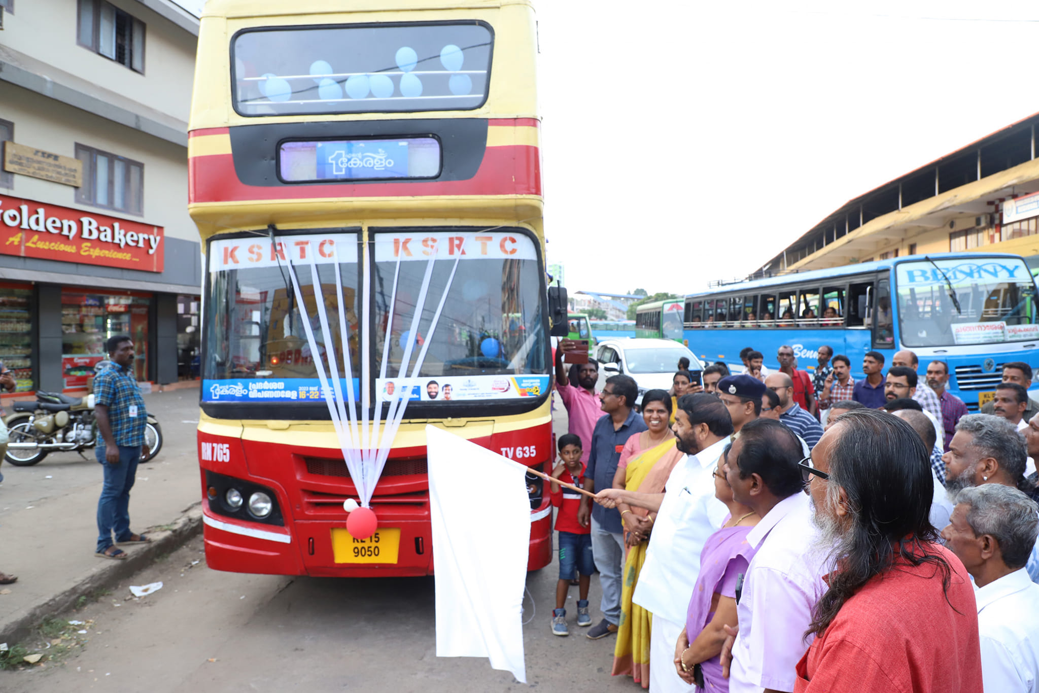  ഡബിൾ ഡെക്കർ യാത്രയുടെ ഫ്ളാഗ് ഓഫ് ബഹു. സഹകരണ - രജിസ്ട്രേഷൻ വകുപ്പു മന്ത്രി വി.എൻ. വാസവൻ നിർവഹിച്ചു. നാഗമ്പടത്തു നിന്ന് ബേക്കർ ജംഗ്ഷൻ വഴി ശാസ്ത്രി റോഡിലെത്തി കുര്യൻ ഉതുപ്പു റോഡിൽ സമാപിച്ച ആദ്യയാത്ര നവ്യാനുഭവം പകർന്നു. 70 പേർക്ക് മുകളിലും താഴെയുമായി സഞ്ചരിക്കാം
