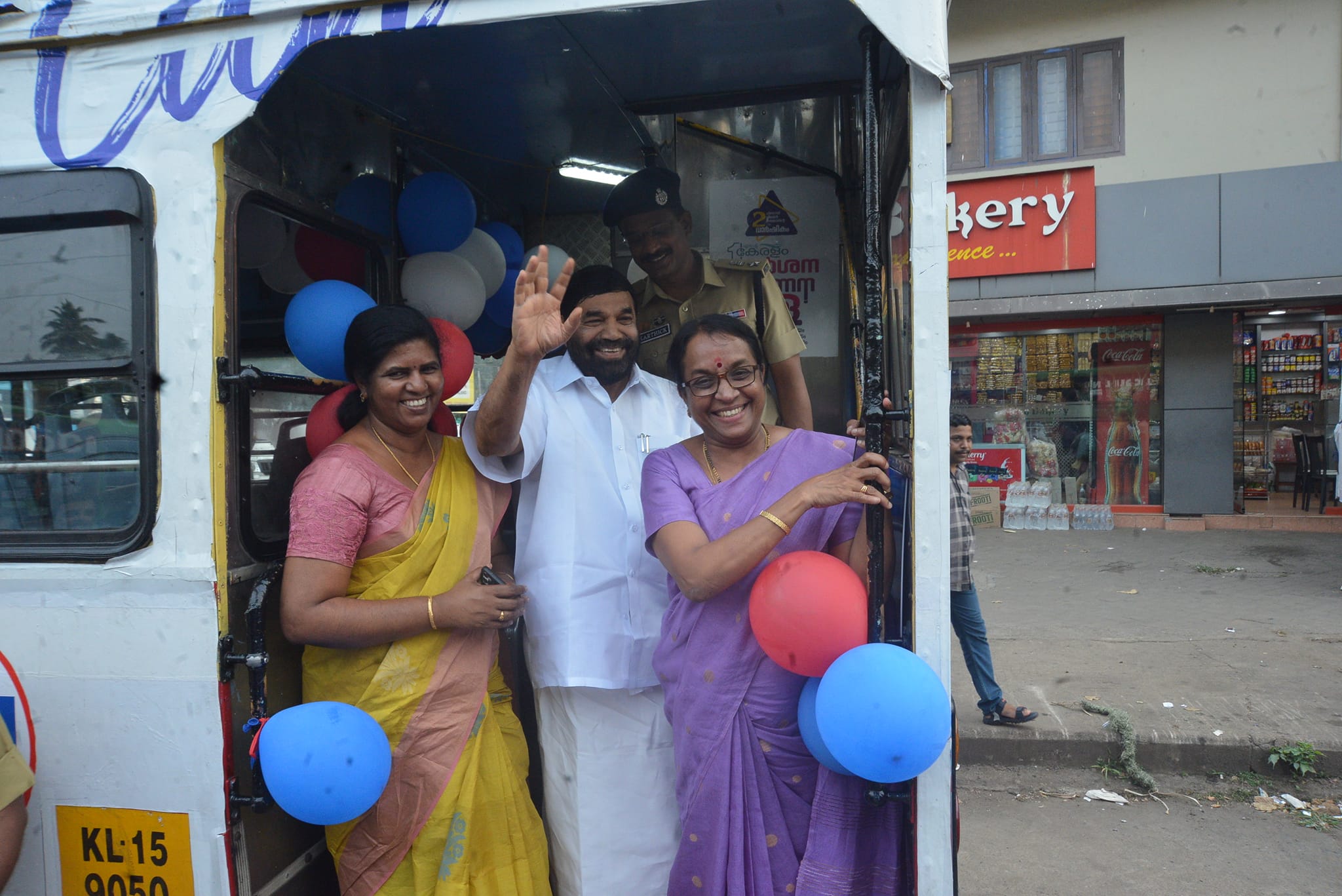  ഇന്നു (മേയ് 16 ) മുതൽ മേയ് 22 വരെ സൗജന്യ യാത്രയ്ക്ക് അവസരമുണ്ട്. എന്റെ കേരളം പ്രദർശന - വിപണന മേളയിലെ കെ.എസ്.ആർ.ടി.സി.യുടെ സ്റ്റാളിൽ നിന്ന് ലഭിക്കുന്ന സൗജന്യ യാത്രാ പാസ് ഉപയോഗിച്ച് നഗരത്തിൽ 3 കിലോമീറ്ററിനുള്ളിൽ ഡബിൾ ഡെക്കറിൽ യാത്ര ചെയ്യാം.