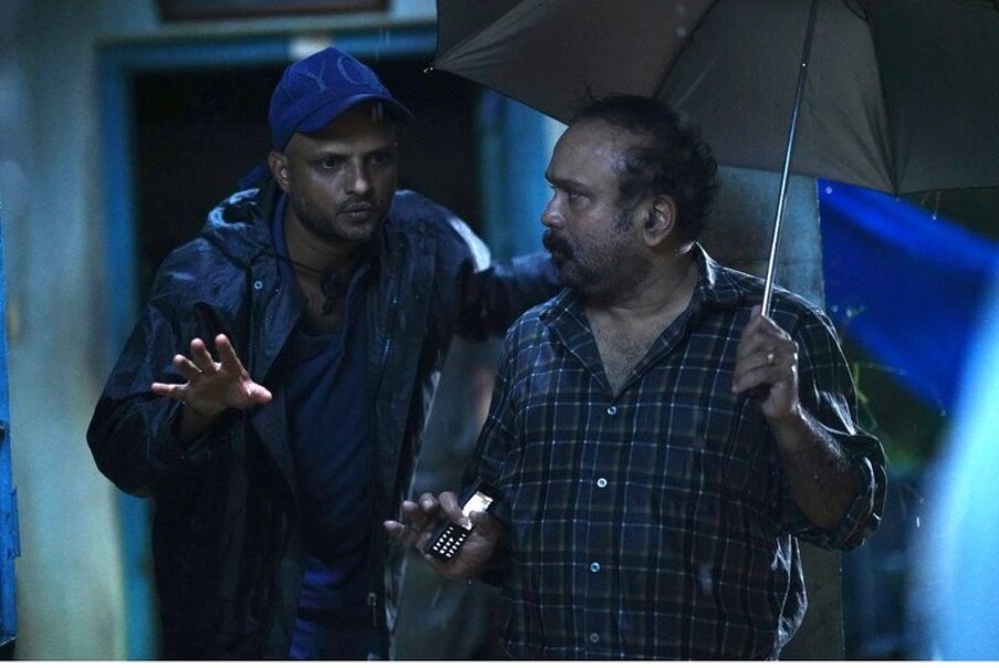  2018 ലെ പ്രളയകാലത്ത് ഇടതുപക്ഷസർക്കാർ രാജ്യത്തിന് മാതൃകയാക്കാവുന്ന പ്രവർത്തനമാണ് നടത്തിയതെന്ന കാര്യത്തിൽ രാഷ്ട്രീയ എതിരാളികൾക്കുപോലും എതിരഭിപ്രായമില്ല. അപ്പോൾ യഥാർത്ഥ സംഭവങ്ങളെ അടിസ്ഥാനമാക്കി ഒരു സിനിമ വരുമ്പോൾ അതിൽ വസ്തുതകളെ മുക്കിക്കളയുന്നത് നല്ലതല്ല. അഥവാ അത് അരാഷ്ട്രീയമാണ്. അതുമല്ലെങ്കിൽ വ്യക്തമായ പക്ഷം പിടിക്കലാണ്. സിനിമയിൽ ഒരു രാഷ്ട്രീയകക്ഷിയെയും പരാമർശിച്ചിട്ടില്ലല്ലോ എന്നും പിന്നെങ്ങനെയാണ് പക്ഷം പിടിത്തമാകുന്നതെന്നും ചോദിച്ചേക്കാം. അവിടെയാണ് കള്ളത്തരം മുണ്ടുമടക്കിയുടുത്ത് നടക്കുന്നത് നാം കാണുന്നത്. ഒരു രാഷ്ട്രീയപ്പാർട്ടിയെയും പരാമാർശിക്കാതെ കല ഉണ്ടാക്കുക അല്ലെങ്കിൽ ജീവിതമുണ്ടാക്കുക എന്നത് നിക്ഷ്പക്ഷവാദമോ സമദൂരവാദമോ ഒന്നുമല്ല. ശുദ്ധവിവരക്കേടാണ്. അല്ലെങ്കിൽ കണ്ണടച്ചിരുട്ടാക്കലാണ്.