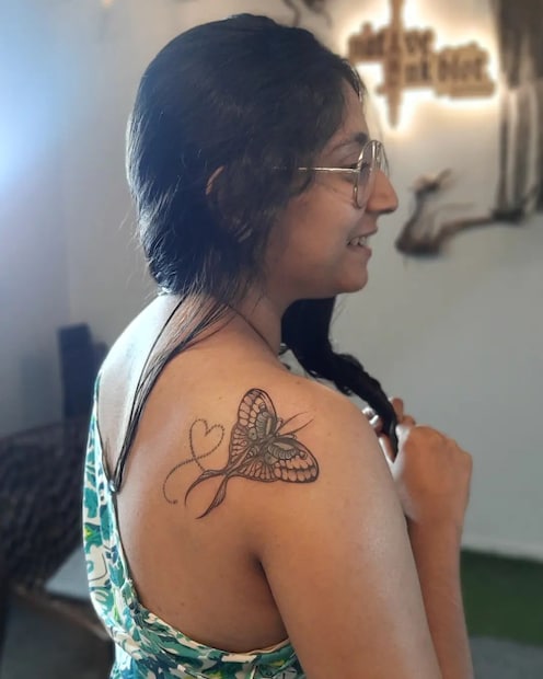  കുറച്ചു ദിവസങ്ങൾക്ക് മുൻപായിരുന്നു അഭയ ഹിരണ്മയിയുടെ ജന്മദിനം. പിറന്നാൾ സ്പെഷലായി അഭയ ആഘോഷം നടത്തി എന്നതിനുപരി ഒരു കാര്യം കൂടി ചെയ്തിട്ടുണ്ട്. ഒരു പുതിയ കവർ അപ്പ് ടാറ്റൂ കൂടി പതിപ്പിച്ചു. പതിപ്പിക്കുന്ന ദൃശ്യം മുതൽ, അതും കൊണ്ടുള്ള ഒരു ഫോട്ടോഷൂട്ടും അഭയ ഹിരണ്മയി നടത്തി (തുടർന്ന് വായിക്കുക)