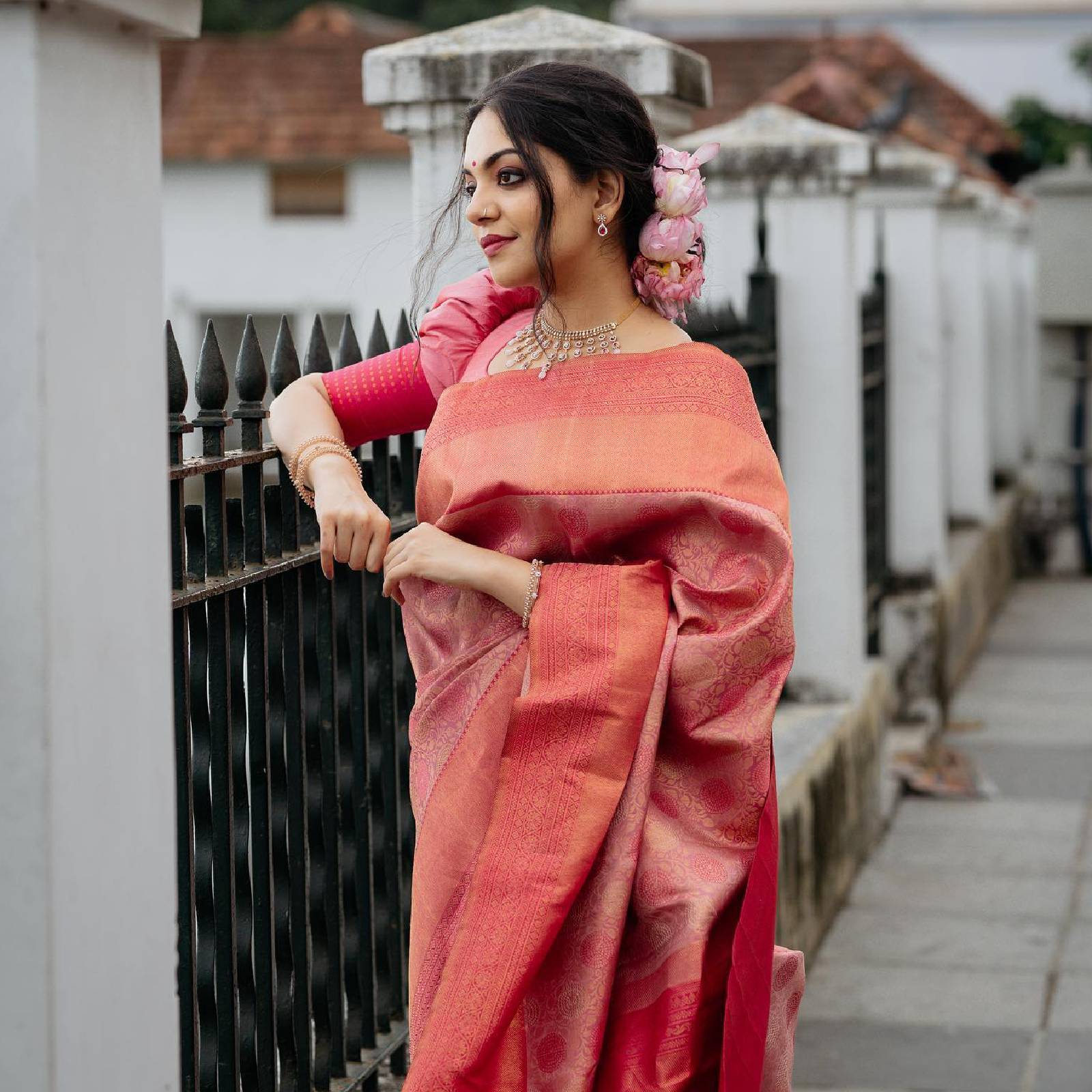  സിനിമാ, ഫോട്ടോഷൂട്ട് വിശേഷങ്ങൾക്കൊപ്പം തന്റെ കുടുംബത്തിലെ രസകരമായ നിമിഷങ്ങൾ സോഷ്യൽ മീഡിയയിൽ മിക്കവാറും പങ്കിടാറുള്ള താരമാണ് അഹാന കൃഷ്ണ (Ahaana Krishna). എപ്പോഴും തന്റെ ആരാധാകരുമായി ചേർന്ന് നിൽക്കാൻ അഹാന താല്പര്യപ്പെടുന്നു. അതിനി സോഷ്യൽ മീഡിയയിലായാലും തിയേറ്ററിലായാലും. പുതിയ സിനിമ 'അടി' റിലീസ് ചെയ്ത വേളയിൽ അഹാന പ്രേക്ഷകരുമായി തിയേറ്ററിലെത്തി സംവദിച്ചിരുന്നു