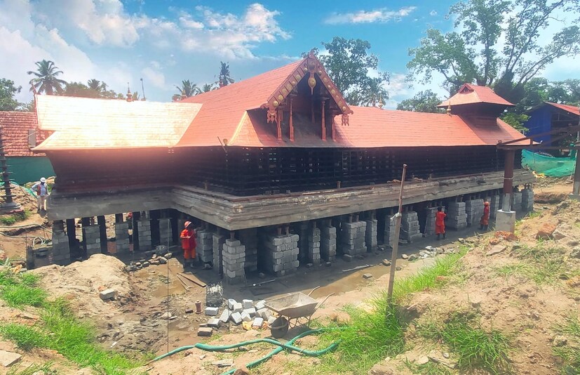  നാട്ടുകാരുടെ സഹകരണത്തോടെ ക്ഷേത്രഭരണസമിതിയാണ് നിർമാണ പ്രവർത്തനങ്ങൾക്ക് ചുക്കാൻ പിടിക്കുന്നത്. മൂന്നരക്കോടി രൂപയാണ് നിർമാണ ചെലവ്. മങ്കൊമ്പ് ഭഗവതി ക്ഷേത്രത്തിന് ആയിരം വർഷത്തോളം പഴക്കമുണ്ട്. പകൽ ആറാട്ട് നടത്തുന്ന കേരളത്തിലെ അപൂർവം ക്ഷേത്രങ്ങളിലൊന്നാണ് മങ്കൊമ്പ് ക്ഷേത്രം. ഈ ക്ഷേത്രത്തിലെ ആചാരഅനുഷ്ഠാനങ്ങളും പ്രസിദ്ധമാണ്. (ഫോട്ടോ: മങ്കൊമ്പ് ശ്രീ ഭഗവതി ക്ഷേത്രം കുട്ടനാട് ആലപ്പുഴ/ ഫേസ്ബുക്ക്)