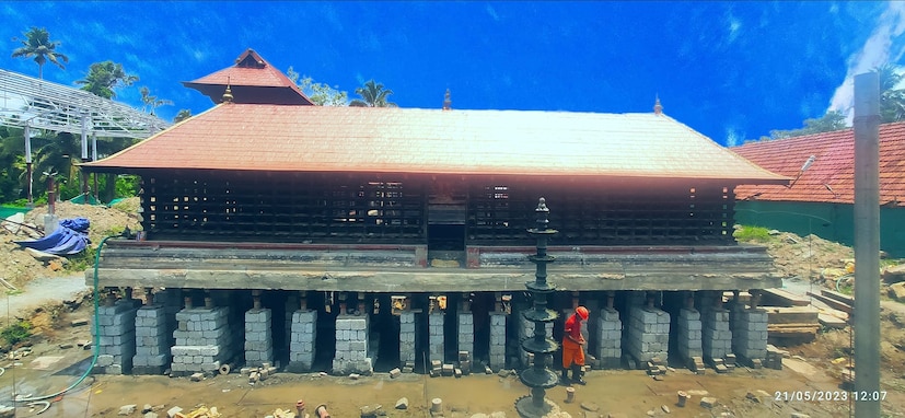  ചൂട്ട് പടയണി, ഗരുഡൻ തൂക്കം എന്നീ ആചാരാനുഷ്ഠാനങ്ങൾ ഇവിടെ ഇപ്പോഴും നടക്കുന്നുണ്ട്. 2018ലെ മഹാ പ്രളയത്തിന് ശേഷം വർഷത്തിൽ പല തവണയാണ് ക്ഷേത്രത്തിനകത്ത് വെള്ളം കയറുന്നത്. ചിലസമയങ്ങളിൽ മാസങ്ങളോളമാണ് ക്ഷേത്രത്തിൽ വെള്ളം കെട്ടിനിൽക്കുന്നത്. നിലവിലുള്ള ക്ഷേത്രം ശ്രീകോവിൽ ഉൾപ്പടെ പൊളിക്കാതെയാണ് ഉയർത്തുന്നത്. (ഫോട്ടോ: മങ്കൊമ്പ് ശ്രീ ഭഗവതി ക്ഷേത്രം കുട്ടനാട് ആലപ്പുഴ/ ഫേസ്ബുക്ക്)