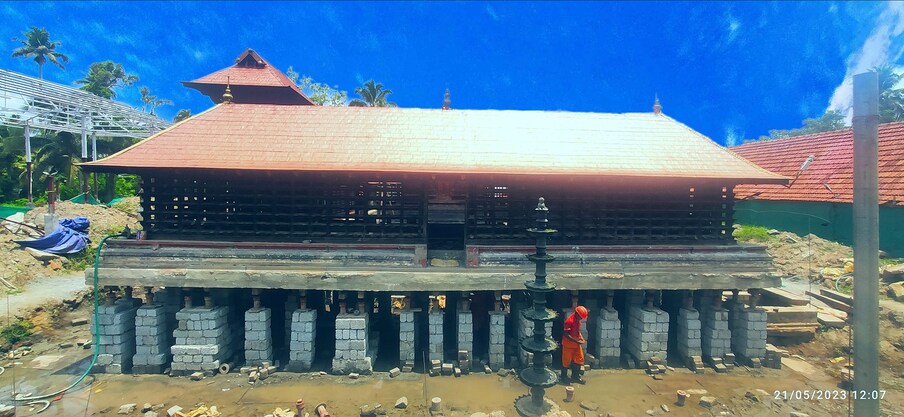  ചൂട്ട് പടയണി, ഗരുഡൻ തൂക്കം എന്നീ ആചാരാനുഷ്ഠാനങ്ങൾ ഇവിടെ ഇപ്പോഴും നടക്കുന്നുണ്ട്. 2018ലെ മഹാ പ്രളയത്തിന് ശേഷം വർഷത്തിൽ പല തവണയാണ് ക്ഷേത്രത്തിനകത്ത് വെള്ളം കയറുന്നത്. ചിലസമയങ്ങളിൽ മാസങ്ങളോളമാണ് ക്ഷേത്രത്തിൽ വെള്ളം കെട്ടിനിൽക്കുന്നത്. നിലവിലുള്ള ക്ഷേത്രം ശ്രീകോവിൽ ഉൾപ്പടെ പൊളിക്കാതെയാണ് ഉയർത്തുന്നത്. (ഫോട്ടോ: മങ്കൊമ്പ് ശ്രീ ഭഗവതി ക്ഷേത്രം കുട്ടനാട് ആലപ്പുഴ/ ഫേസ്ബുക്ക്)