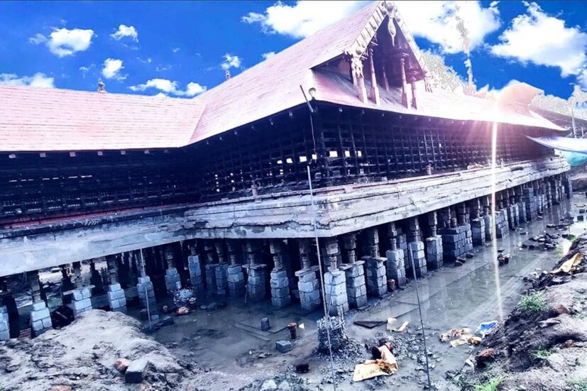  എറണാകുളത്തുള്ള സ്വകാര്യ കമ്പിനിയ്ക്കാണ് ചുമതല. ജാക്കികൾ ഉപയോഗിച്ച് അടിത്തട്ട് മുതൽ ഉയർത്തി പുതിയ ഫൗണ്ടേഷൻ നിർമിക്കും. ജാക്കി ഉപയോഗിച്ച് ആറ് അടിയോളമാണ് ഉയർത്തുന്നത്. 8 ടണ്ണോളം ഭാരം വഹിക്കാൻ ശേഷിയുള്ള നാന്നൂറ് ജാക്കികളാണ് ഉപയോഗിക്കുന്നത്. പൈലങ്ങിൽ അടിത്തറ നിർമ്മിച്ചശേഷം ഉയർത്തിയ ചുറ്റമ്പലം അതിൽ ഉറപ്പിക്കും. (ഫോട്ടോ: മങ്കൊമ്പ് ശ്രീ ഭഗവതി ക്ഷേത്രം കുട്ടനാട് ആലപ്പുഴ/ ഫേസ്ബുക്ക്)