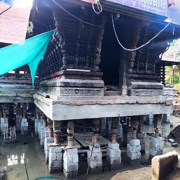  തുടർന്ന് കൃഷ്ണശിലയിൽ പുനഃനിർമാണ പ്രവർത്തനങ്ങൾ നടക്കും. മൂന്ന് ഘട്ടങ്ങളായാണ് നിർമാണ പ്രവർത്തനങ്ങൾ നടത്തുന്നത്. ചുറ്റമ്പലം, ശ്രീ കോവിൽ, നമസ്കാരമണ്ഡപം, എന്നിവ ആദ്യ ഘട്ടത്തിൽ ഉയർത്തും. തിരുമുറ്റം, ചമയങ്ങൾ എന്നിവയാണ് രണ്ടാം ഘട്ടത്തിലെ നവീകരണത്തിൽ ചെയ്യുക. ബാക്കിയുള്ളവ മൂന്നാം ഘട്ടത്തിലായിരിക്കും നവീകരിക്കുക. (ഫോട്ടോ: മങ്കൊമ്പ് ശ്രീ ഭഗവതി ക്ഷേത്രം കുട്ടനാട് ആലപ്പുഴ/ ഫേസ്ബുക്ക്)