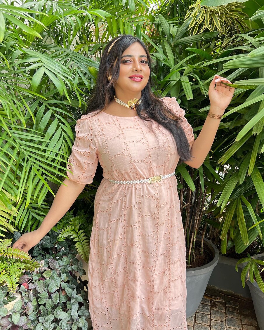  നേഴ്‌സിങ് രംഗത്തു നിന്നും മലയാള സിനിമയിലേക്കെത്തിയ ചുരുക്കം ചില താരങ്ങളിൽ ഒരാളാണ് അന്ന രേഷ്മ രാജൻ. ഒരു പരസ്യ ബോർഡിലെ ചിത്രം കണ്ടാണ് വിജയ് ബാബുവും ലിജോ ജോസ് പെല്ലിശ്ശേരിയും ചേർന്ന് അങ്കമാലി ഡയറീസിലേക്ക് അന്നയെ കാസ്റ് ചെയ്തത്