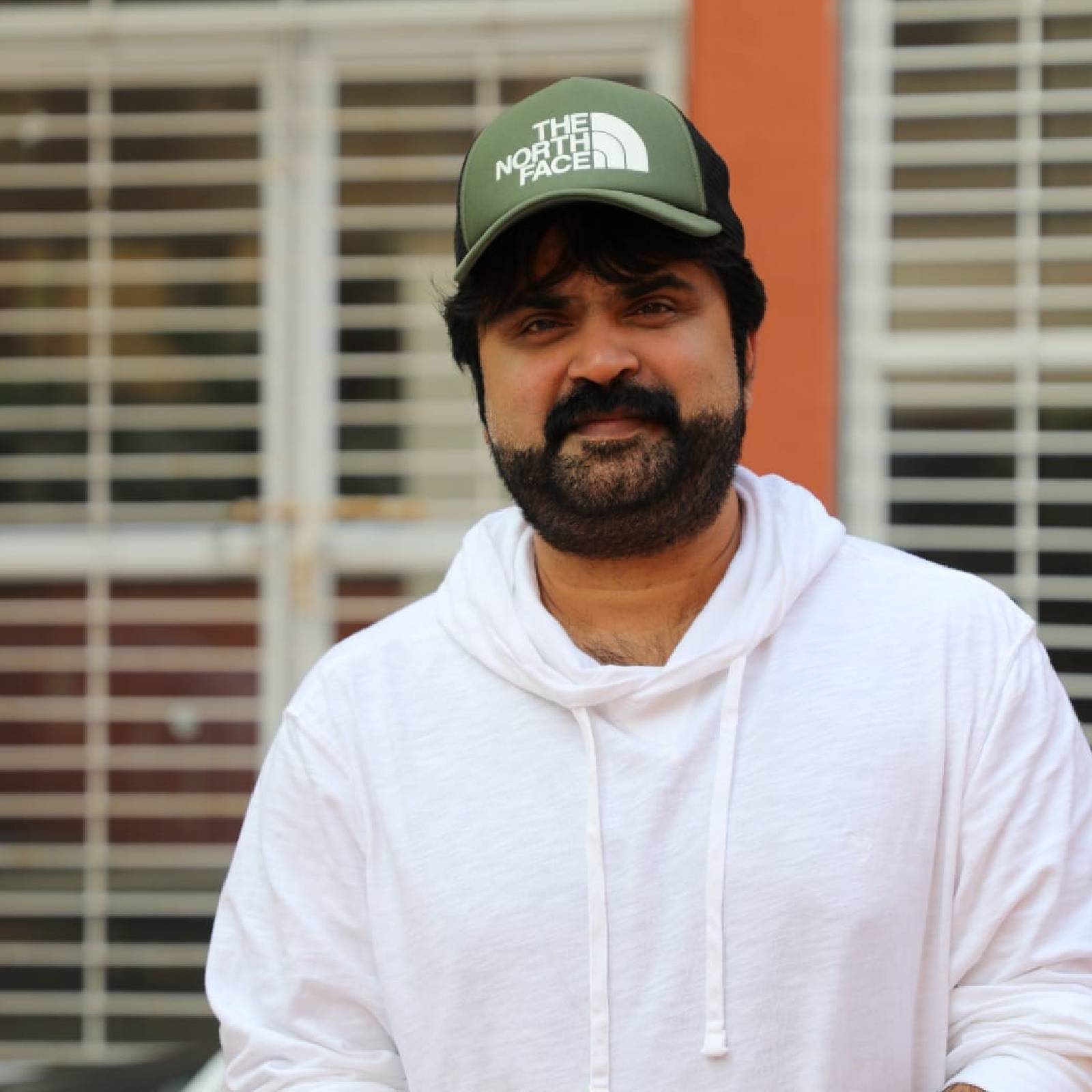  അനൂപ്‌ മേനോന്‍ (Anoop Menon), ബൈജു സന്തോഷ്‌, കലാഭവന്‍ ഷാജോണ്‍, രമേശ്‌ പിഷാരടി, ആത്മീയ രാജന്‍ എന്നിവര്‍ പ്രധാന വേഷങ്ങളിലെത്തുന്ന പുതിയ ചിത്രമാണ് 'തിമിംഗലവേട്ട'. കഴിഞ്ഞ ദിവസം ചിത്രത്തിന്റെ ആദ്യ പോസ്റ്റർ പുറത്തിറങ്ങിയിരുന്നു. എന്നാൽ അപ്പോഴും ഉയർന്നു കേട്ട ചോദ്യം ഇത് അക്വാട്ടിക് യൂണിവേഴ്‌സിലെ അടുത്ത പടമോയെന്നാണ്