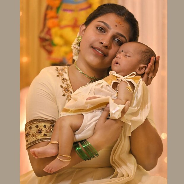  വളരെ പതിയെ സുഹൃത്തുക്കളോടും കുടുംബാംഗങ്ങളോടും കാര്യം അവതരിപ്പിച്ചു. ചിലർ അവഹേളിക്കുന്ന കമന്റുകൾ പാസാക്കി എങ്കിലും അവരെ അവഗണിക്കാൻ പഠിച്ചു എന്ന് ആര്യ പറഞ്ഞിരുന്നു