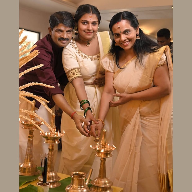  പാലു വാവ എന്നാണ് ആര്യ അനിയത്തിക്കുട്ടിയെ വിളിക്കുന്നത്. കുഞ്ഞുവാവയുടെ കാതുകുത്തലിന് ആര്യയാണ് അവളെ മടിയിലിരുത്തിയത്. അമ്മയ്‌ക്കെന്ന പോലെ വിഷമം തോന്നിയ നിമിഷം എന്നാണ് പാലുവിന്റെ കാതുകുത്തലിനെ ചേച്ചി വിശേഷിപ്പിച്ചത്