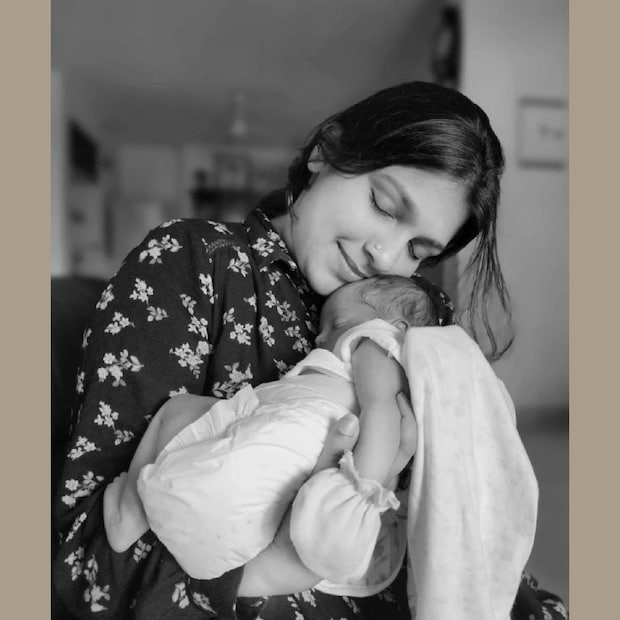  ആര്യയ്ക്ക് കിട്ടയതാകട്ടെ, തങ്കക്കുടം പോലൊരു കുഞ്ഞനുജത്തി. ഏറ്റവും പുതിയ വിശേഷം കുഞ്ഞുവാവയുടെ പേരിടീൽ ചടങ്ങും കാതുകുത്തലുമാണ്. സുന്ദരിയായി അണിഞ്ഞൊരുങ്ങി ആര്യയും കുഞ്ഞുവാവയ്ക്കൊപ്പം കൂടി (തുടർന്ന് വായിക്കുക)