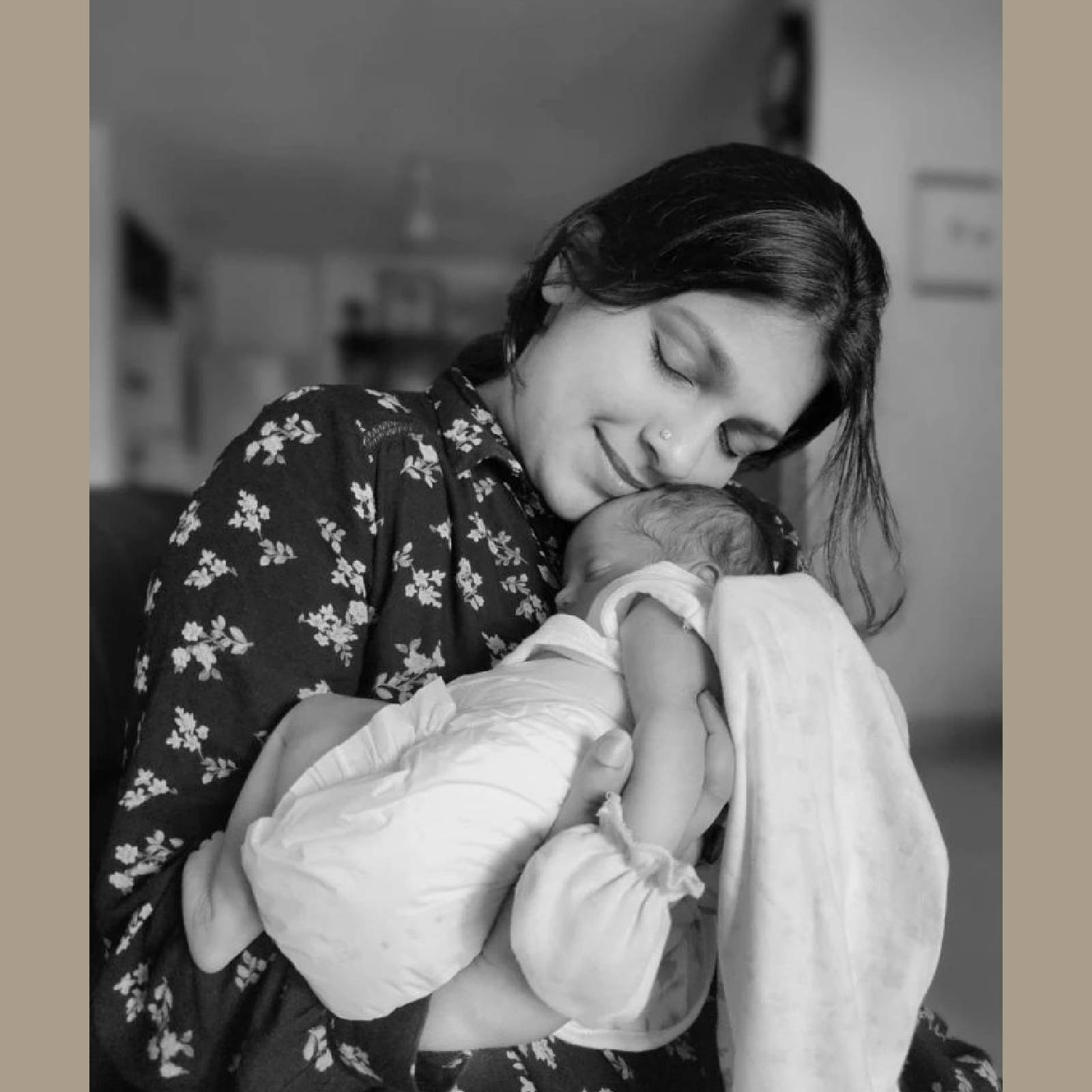  ആര്യയ്ക്ക് കിട്ടയതാകട്ടെ, തങ്കക്കുടം പോലൊരു കുഞ്ഞനുജത്തി. ഏറ്റവും പുതിയ വിശേഷം കുഞ്ഞുവാവയുടെ പേരിടീൽ ചടങ്ങും കാതുകുത്തലുമാണ്. സുന്ദരിയായി അണിഞ്ഞൊരുങ്ങി ആര്യയും കുഞ്ഞുവാവയ്ക്കൊപ്പം കൂടി (തുടർന്ന് വായിക്കുക)
