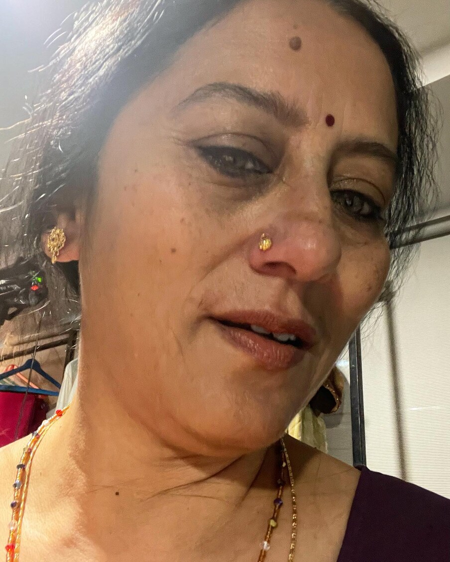  ബംഗാളി നടി ശകുന്തള ബറുവയുടെ മകൾ രജോഷിയെയാണ് ആശിഷ് ആദ്യം വിവാഹം ചെയ്തത്. ആശിഷ് വിദ്യാർത്ഥി ആൻഡ് അസ്സോസിയേറ്റ്സ് എന്ന സ്ഥാപനത്തിന് തുടക്കമിട്ടവരിൽ ഒരാളാണ് രജോഷി. ഇവിടെ നാടകം, സംഗീതം, സംഭാഷണം എന്നിവയാണ് പ്രധാന കാര്യങ്ങൾ. അർത്ത്‌ വിദ്യാർത്ഥി ഇവരുടെ ഏകമകനാണ്