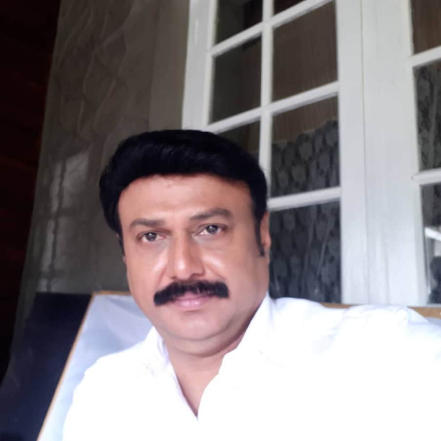  'മണിയൻപിള്ള അഥവാ മണിയൻപിള്ള' എന്ന സിനിമയിൽ 1981ൽ ബാലതാരമായി വേഷമിട്ടാണ് നടൻ ബൈജു സന്തോഷിന്റെ അഭിനയജീവിതത്തിനു തുടക്കം. ഏകദേശം 300ൽപരം ചിത്രങ്ങളിൽ അദ്ദേഹം വേഷമിട്ടു കഴിഞ്ഞു