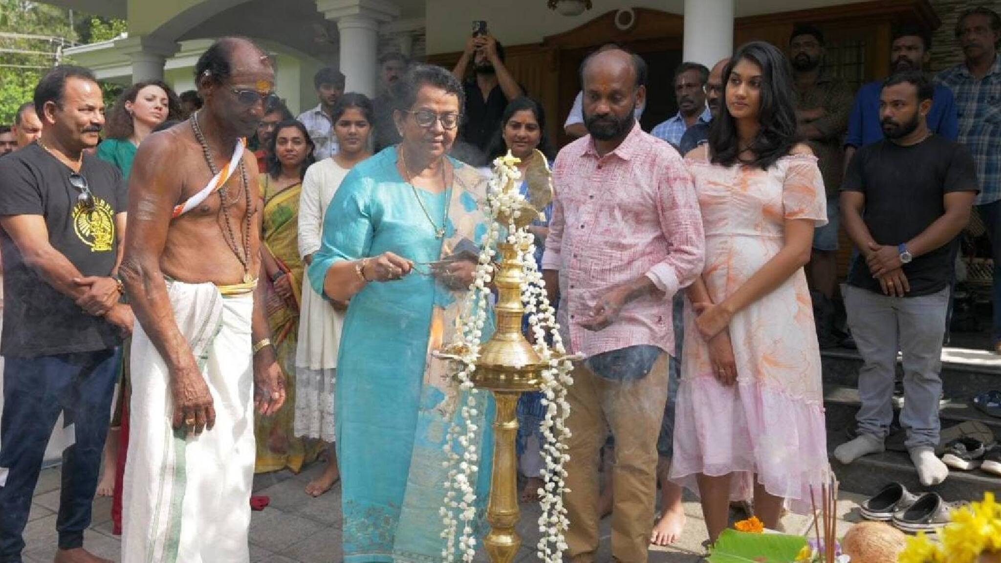 Cake Story | അശോകൻ, മല്ലിക സുകുമാരൻ; 'കേക്ക് സ്റ്റോറി'ക്ക് തുടക്കം