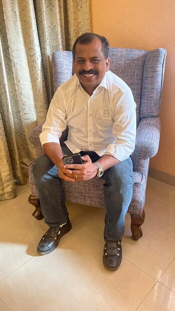  ഷെഫ് പിള്ളയ്ക്ക് ബ്രിട്ടീഷ് പൗരത്വമുണ്ട്. 2017ൽ ബ്രിട്ടീഷ് റിയാലിറ്റി ടിവി ഷോ മാസ്റ്റർഷെഫ്: ദി പ്രൊഫഷണൽസിൽ അദ്ദേഹം മത്സരിച്ചു
