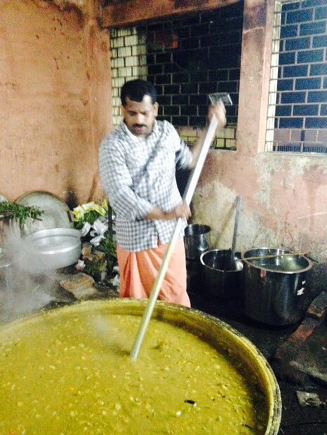  ലുങ്കിയും തലയിൽ കെട്ടിയ തോർത്തുമായി കല്യാണ പന്തലുകളിൽ വരെ കീഴടക്കിയ ഷെഫ് പിള്ള എന്ന ഷെഫ് സുരേഷ് പിള്ള തന്റെ ജീവിതയാത്ര ഒരു പോസ്റ്റിൽ കുറിക്കുന്നു. "ഏതോ പ്രായത്തിലെ ഒരു കാറ്ററിങ് പയ്യൻ..! ഉത്സവ പറമ്പിലെ കപ്പലണ്ടി കച്ചവടം തൊട്ട്, കല്യാണസദ്യക്ക് ശേഷം അഞ്ച് രൂപാ കൂലിക്ക് സദ്യാലയം തേച്ച് കഴുകുന്ന എത്രയെത്ര പണികൾ!... (തുടർന്ന് വായിക്കുക)