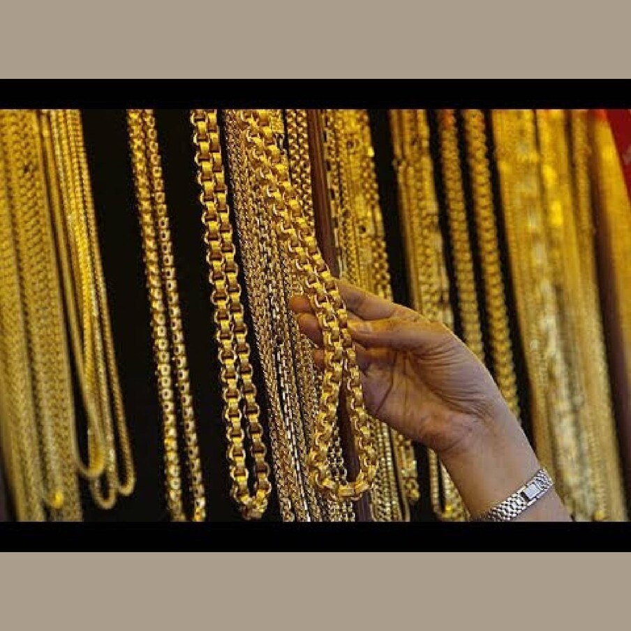  സ്വർണവില (gold price) വീണ്ടും റെക്കോർഡ് ഉയരങ്ങൾ തേടുന്നു. കുറച്ചു നാളുകളായി സ്വർണവില അത്യുന്നതങ്ങളിൽ തുടരുകയാണ്. ഒരു പവന് 40,000 രൂപയും, 45,000 രൂപയും പിന്നിടുന്ന കാഴ്ച സംസഥാനത്ത് കണ്ടു കഴിഞ്ഞു. പോയ മാസം പുതിയ സാമ്പത്തിക വർഷം തുടങ്ങിയതോടെ പുത്തൻ നികുതി നിരക്കും പ്രാബല്യത്തിൽ വന്നു. കഴിഞ്ഞ ദിവസത്തേക്കാൾ പവന് 400 രൂപയുടെ വർദ്ധനവ് രേഖപ്പെടുത്തിയിരിക്കുന്നു