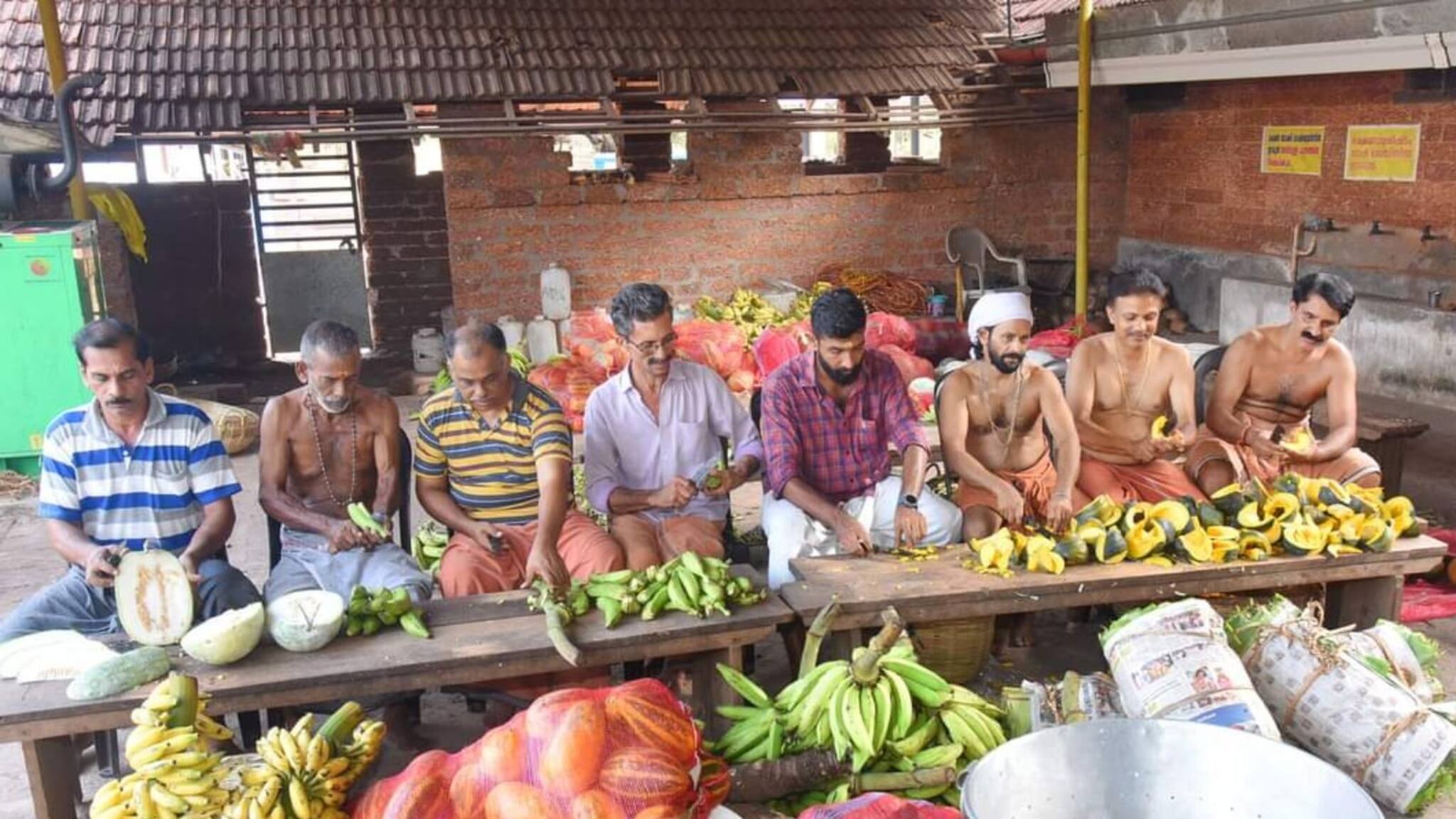 പയ്യന്നൂർ സുബ്രഹ്‌മണ്യസ്വാമി ക്ഷേത്രത്തിലെ കളഭച്ചാര്‍ത്തും കറിക്കരിഞ്ഞ സദ്യയും; കത്തിച്ചാമ്പലായ ക്ഷേത്രം പുനർനിര്‍മിച്ച നാളിൽ