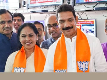 കർണാടക ബിജെപി അധ്യക്ഷൻ നളിൻ കുമാർ കട്ടീൽ കേന്ദ്ര സഹമന്ത്രി ശോഭ കരന്ദ്‌ലാജെയ്‌ക്കൊപ്പം (PTI)