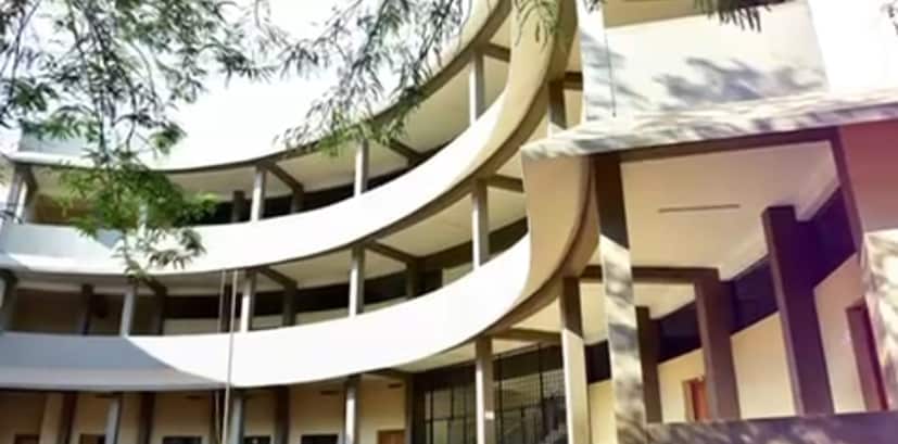  പുതിയ കെട്ടിടങ്ങളിൽ കിഫ്ബിയുടെ 5 കോടി രൂപ ധനസഹായത്തോടെ ഉള്ള ഒരു കെട്ടിടവും 3 കോടി രൂപ ധനസഹായത്തോടെ ഉള്ള 12 കെട്ടിടങ്ങളും ഒരു കോടി രൂപ ധനസഹായത്തോടെ ഉള്ള 48 എണ്ണവും ഉള്‍പ്പെടുന്നു. മറ്റു 36 കെട്ടിടങ്ങൾ നിർമ്മിച്ചത് പ്ലാന്‍ ഫണ്ടും മറ്റു ഫണ്ടുകളും പ്രയോജനപ്പെടുത്തിയാണ് (തുടർന്ന് വായിക്കുക)