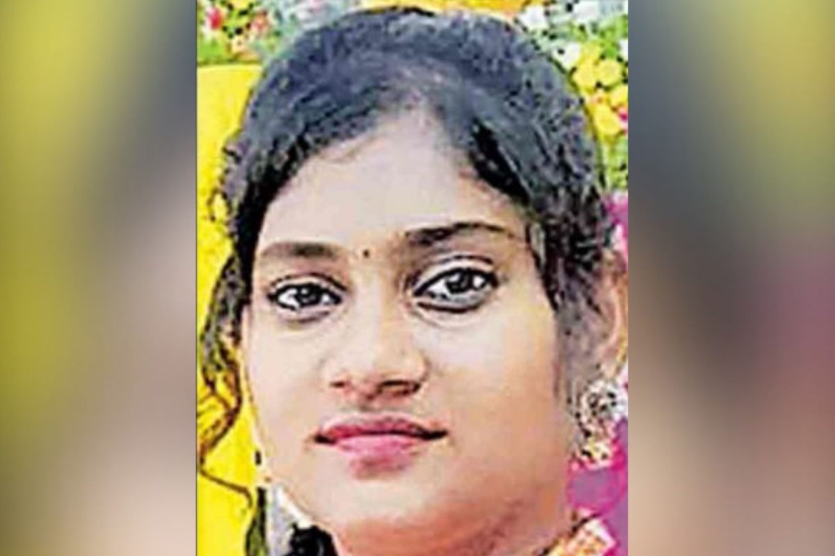 വീട്ടുകാർക്കും ബന്ധുക്കൾക്കുമൊപ്പം വെള്ളച്ചാട്ടത്തിൽ കുളികഴിഞ്ഞ് വാഹനത്തിനടുത്തേക്കു മടങ്ങുന്നതിനിടെയാണ് മരക്കൊമ്പ് ബെമിനയുടെ തലയിലേക്ക് ഒടിഞ്ഞുവീണത്