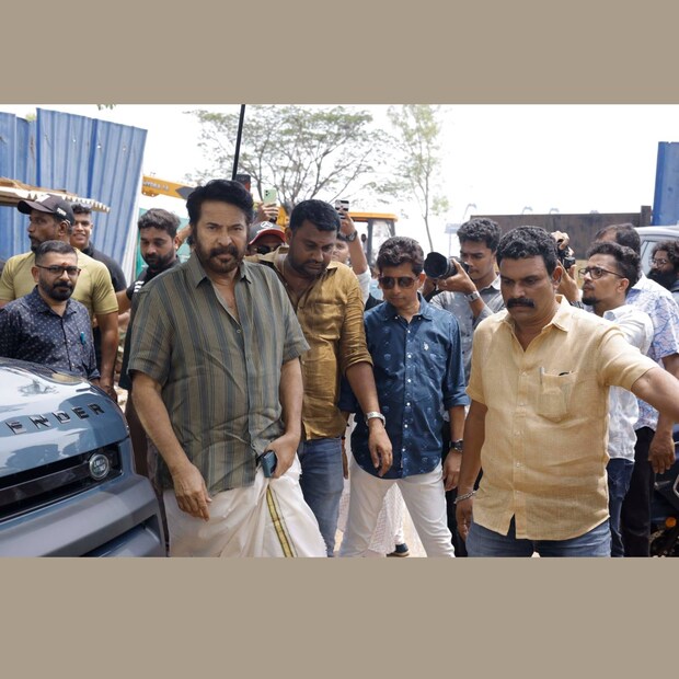  'ബസൂക്ക' (Bazooka) സിനിമയുടെ സെറ്റിൽ മമ്മൂട്ടി (Mammootty) എത്തിച്ചേർന്നു. മെയ് 12 വെള്ളിയാഴ്ച ഫോർട്ട് കൊച്ചി - അസോറ കഫെ എന്ന ഹോട്ടലിലാണ് ഡിനോ സെന്നിസ് തിരക്കഥ രചിച്ച് സംവിധാനം ചെയ്യുന്ന 'ബസൂക്ക' എന്ന ചിത്രത്തിന്റെ ചിത്രീകരണം നടക്കുന്നത്. മമ്മൂട്ടി ഈ ചിത്രത്തിൽ അഭിനയിക്കാനെത്തുന്നത് ഈ ലൊക്കേഷനിലാണ്. മെയ് പത്തിന് ചിത്രീകരണം ആരംഭിച്ചിരുന്നുവെങ്കിലും പന്ത്രണ്ടിനാണ് മമ്മൂട്ടി എത്തുന്നത്