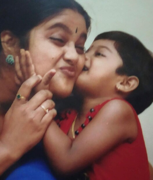  പേരിൽ തന്നെ മകൾ കനിവുള്ളവൾ ആകണം എന്ന നിർബന്ധത്തിലാണ് മഞ്ജു പിള്ള ദയ സുജിത് എന്ന പേര് നൽകിയത്. എന്തായാലും അമ്മയുടെ കണക്കുകൂട്ടലുകൾ പിഴച്ചില്ല. വിശാലമനസുള്ള കുഞ്ഞായി തന്നെ ദയ വളർന്നു വന്നു. മഞ്ജു പിള്ളയുടെയും സുജിത് വാസുദേവിന്റെയും ഏക പുത്രിയാണ് ദയ