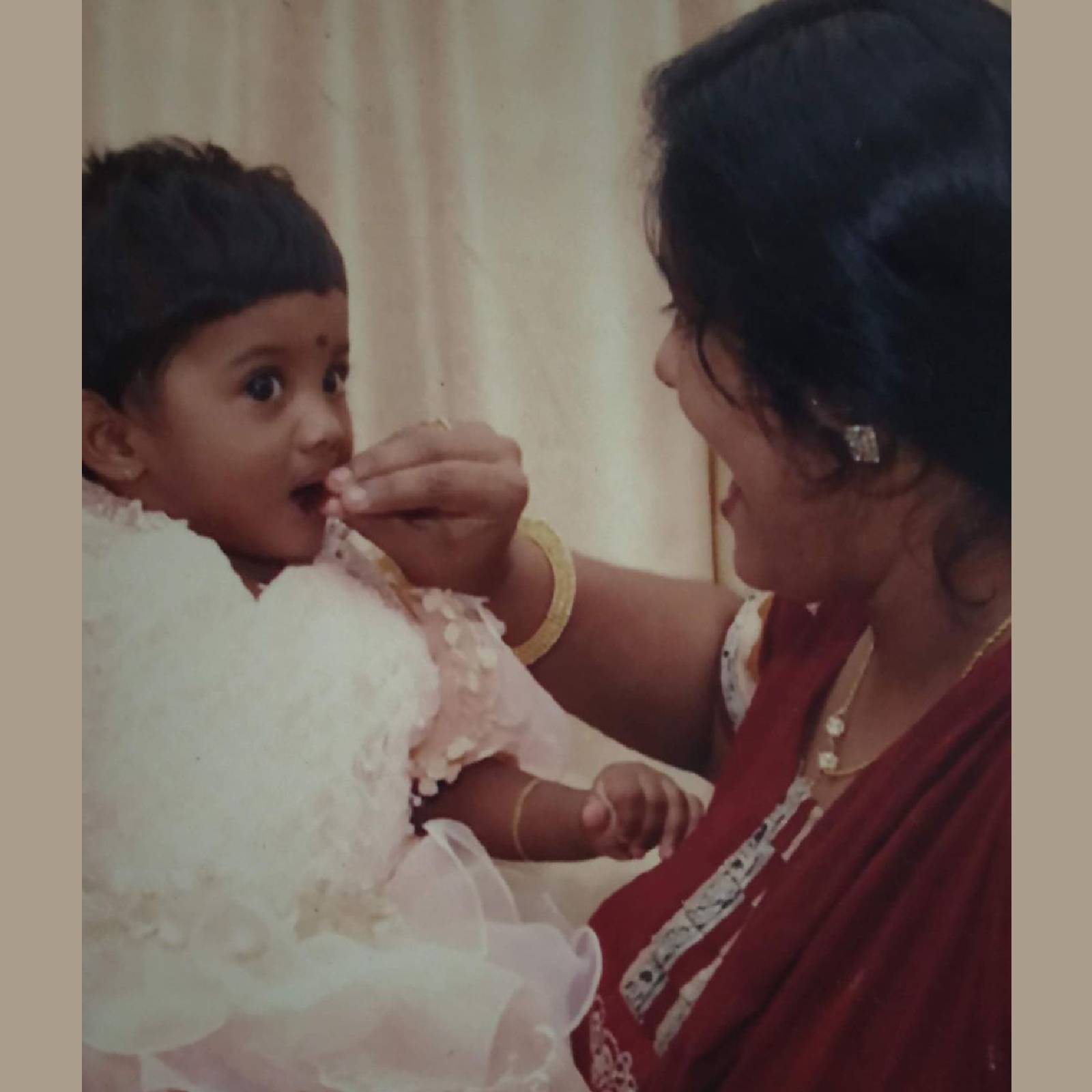  ഒരു മകൾ പിറന്നാൾ അമ്മയ്ക്ക് ഒരു കുഞ്ഞിനെ മാത്രമല്ല കിട്ടുക, ജീവിതകാലം മുഴുവനും ഒപ്പമുണ്ടാകുന്ന ഒരു കൂട്ടികാരിയെക്കൂടിയാണ് എന്ന് കേട്ടിട്ടില്ലേ? ഈ ചിത്രത്തിൽ കാണുന്ന അമ്മയും മകളും അത്തരത്തിൽ കൂട്ടുകാരികളാണ്. അമ്മയുടെ ഏറ്റവും വേണ്ടപ്പെട്ടവൾ ഈ മകളല്ലാതെ മറ്റാരുമല്ല. ഏക മകൾ എന്ന പ്രത്യേകതയും മകൾക്ക് അവകാശപ്പെടാനുണ്ട്