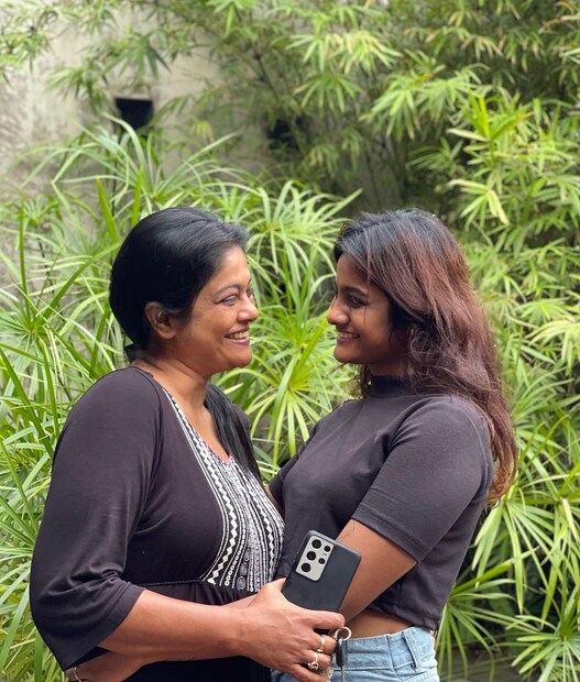  തന്നെ ഓമനിക്കുന്ന അമ്മയുടെ ഒപ്പമുള്ള കുട്ടിക്കാല ഓർമ്മകൾ പങ്കിട്ടാണ് ദയ ജന്മദിനം ആശംസിച്ചത്. ശേഷം അമ്മയ്‌ക്കൊപ്പം ചേർന്ന് നിൽക്കുന്ന ഒരു പുതിയ ചിത്രവും