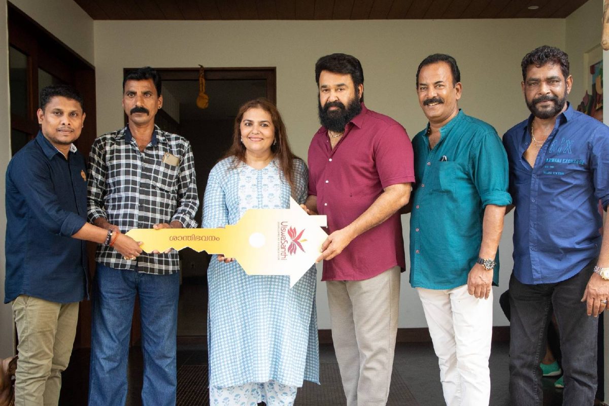 പ്രളയത്തിൽ ജീവൻ നഷ്‌ടമായ ലിനുവിന്റെ കുടുംബത്തിന് ലാലേട്ടന്റെ സമ്മാനമായി വീട്; താക്കോൽ കൈമാറി മോഹൻലാലും ഭാര്യയും