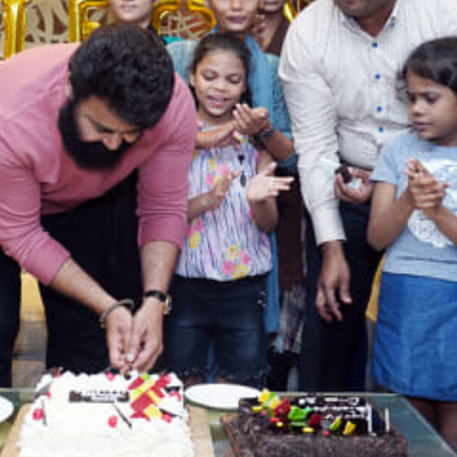  മലയാളികളുടെ സ്വന്തം ഏട്ടൻ, മോഹൻലാലിന്റെ ജന്മദിനമാണിന്ന് (Happy Birthday Mohanlal). അർധരാത്രി മുതൽ സിനിമാ ലോകത്തെ പ്രിയ കൂട്ടുകാർ ഓരോരുത്തരായി മോഹൻലാലിന് ജന്മദിനാശംസ നേരുന്ന തിരക്കിലാണ്. നടൻ മമ്മൂട്ടി ആദ്യം പിറന്നാൾ ആശംസിച്ചവരുടെ പട്ടികയിൽ മുൻപിൽ ഉണ്ട്. പക്ഷെ ഈ ഏട്ടൻ എളിമയുടെ നിറകുടമാണ് എന്ന് തെളിയിക്കാൻ ഇനി വേറെ ഒന്നും നോക്കണ്ട. അദ്ദേഹം പിറന്നാൾ ആഘോഷമാക്കിയത് എങ്ങനെ എന്നറിഞ്ഞാൽ മാത്രം മതി