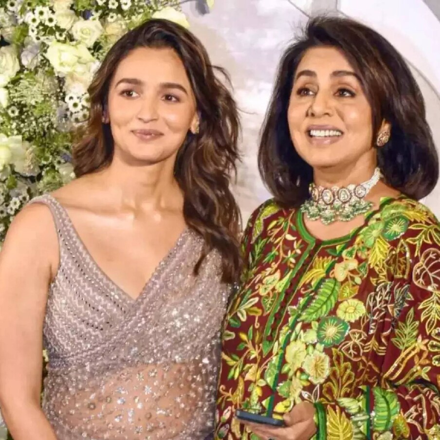  നടി ആലിയ ഭട്ടിന്റെ (Alia Bhatt) വിലയേറിയ ബാഗും വസ്ത്രവും ആഭരണവും മറ്റും പലപ്പോഴും വാർത്തകളിൽ ഇടം നേടാറുണ്ട്. എന്നാൽ ആഡംബരത്തിന്റെ കാര്യത്തിൽ അമ്മായി നീതു സിംഗ് (Neethu Singh) ഒട്ടും പിറകിലല്ല എന്ന് ഏറ്റവും പുതിയ റിപ്പോർട്ട് വിരൽചൂണ്ടുന്നു. രൺബീറിന്റെ മാതാവ് നീതു അടുത്തിടെ ഒരു പുതിയ അപ്പാർട്ട്മെന്റ് വാങ്ങി മുംബൈയിലെ റിയൽ എസ്റ്റേറ്റിൽ വമ്പൻ നിക്ഷേപം നടത്തി എന്ന വിവരം പുറത്തുവന്നു കഴിഞ്ഞു